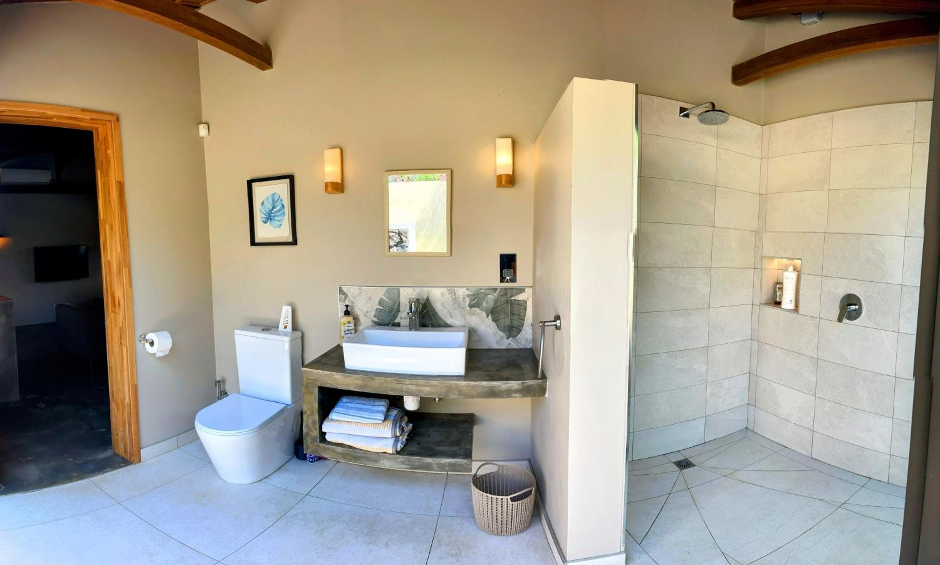 Vanilla Lodge Tropical Garden Suite with Outdoor Stone Bath & Bamboo Shower, inifinity pool photo 4