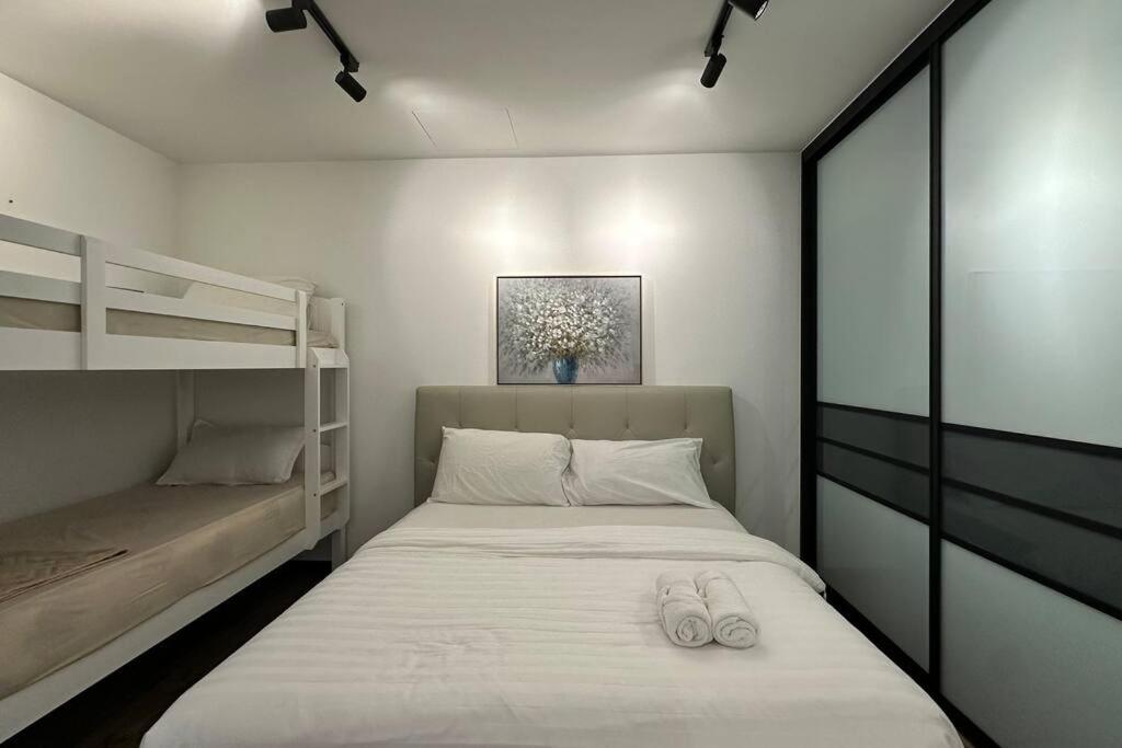 Seaview Premium Duplex in Gurney with WiFi & Full Kitchen 12B photo 2