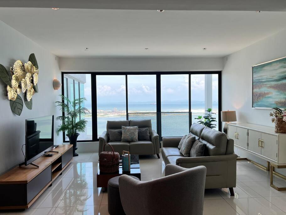 Seaview Premium Duplex in Gurney with WiFi & Full Kitchen 12B photo 3