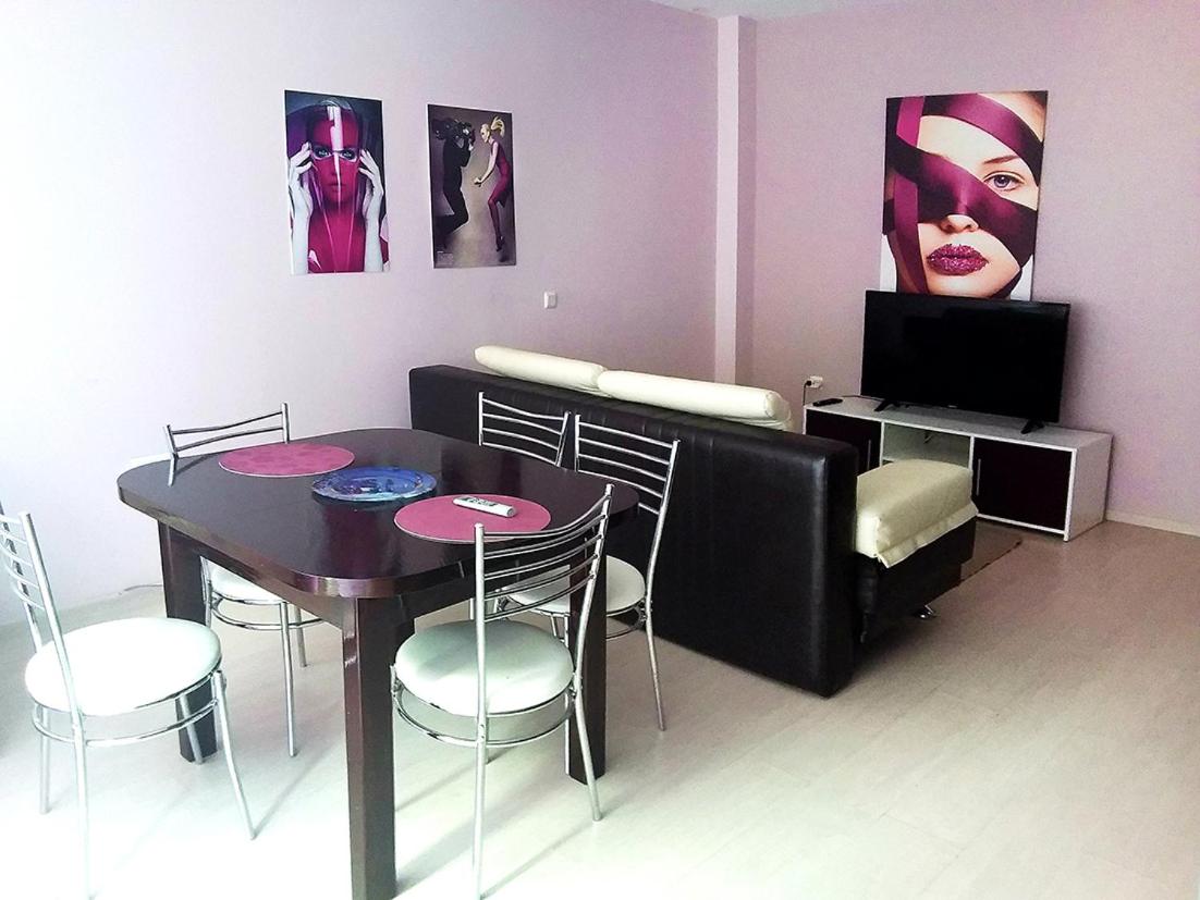 Private apartment with parking and pool