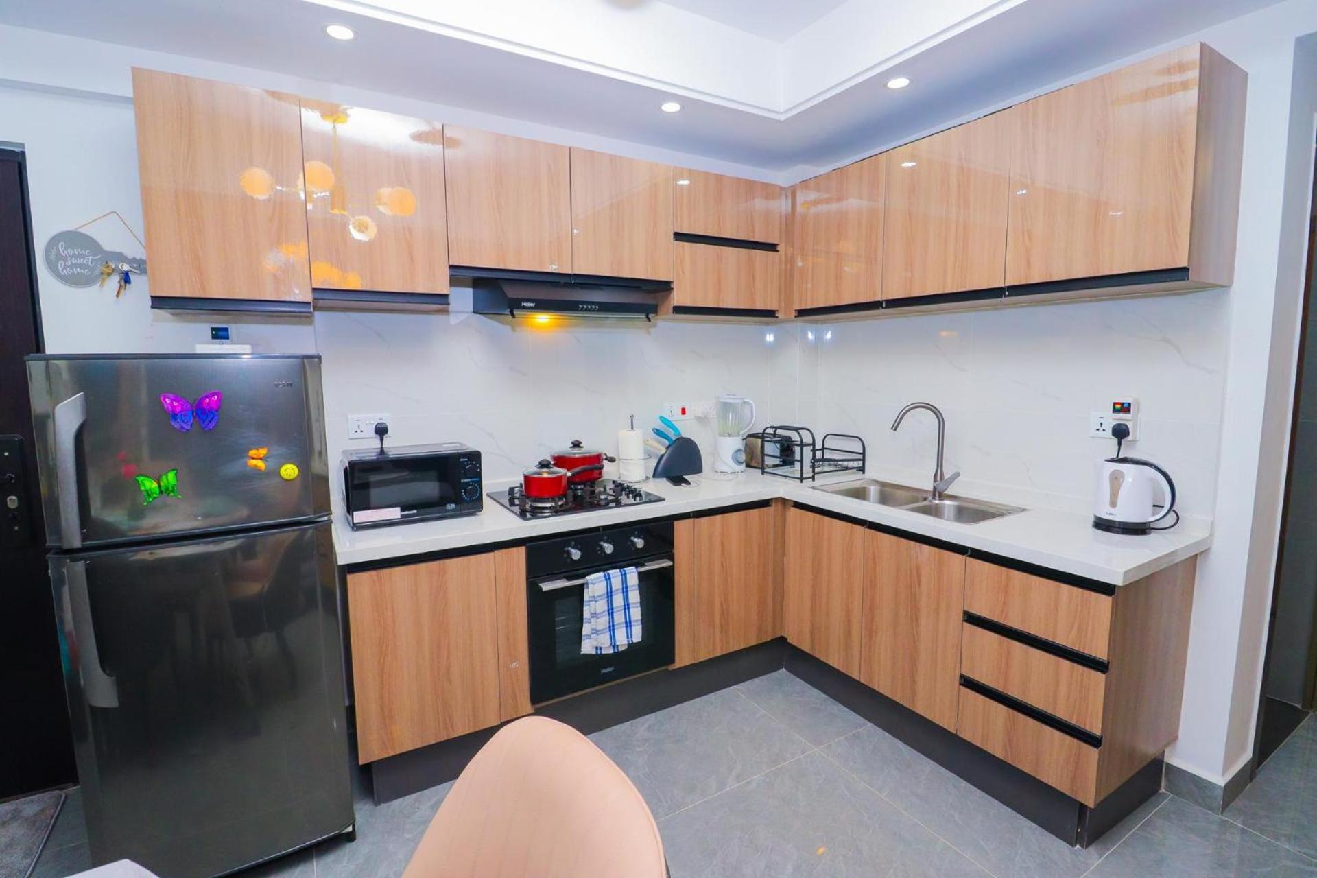 2 Bed Apartment Sleeps 4 - Balcony Parking Wifi view 3