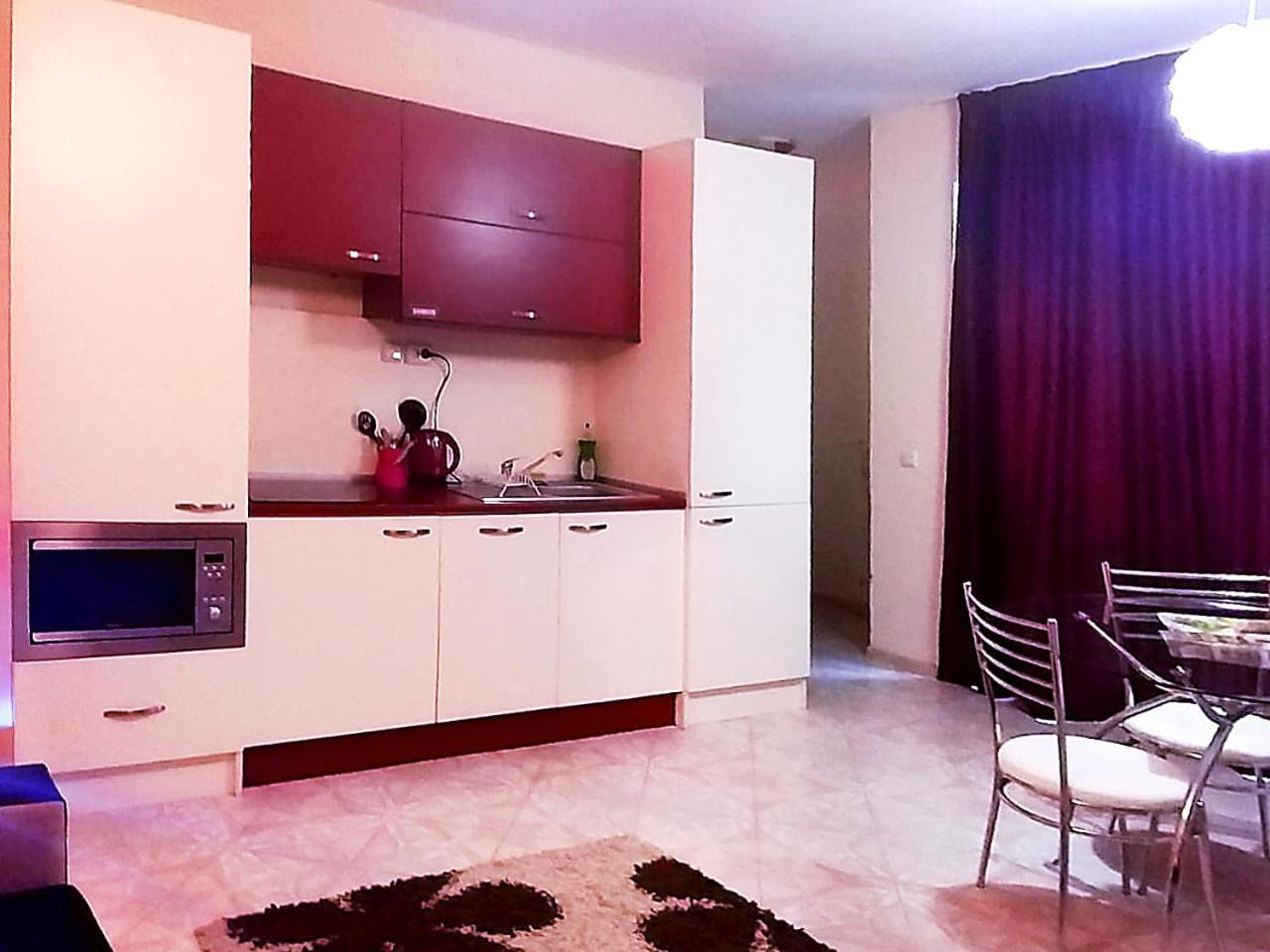 Private apartment with parking and pool