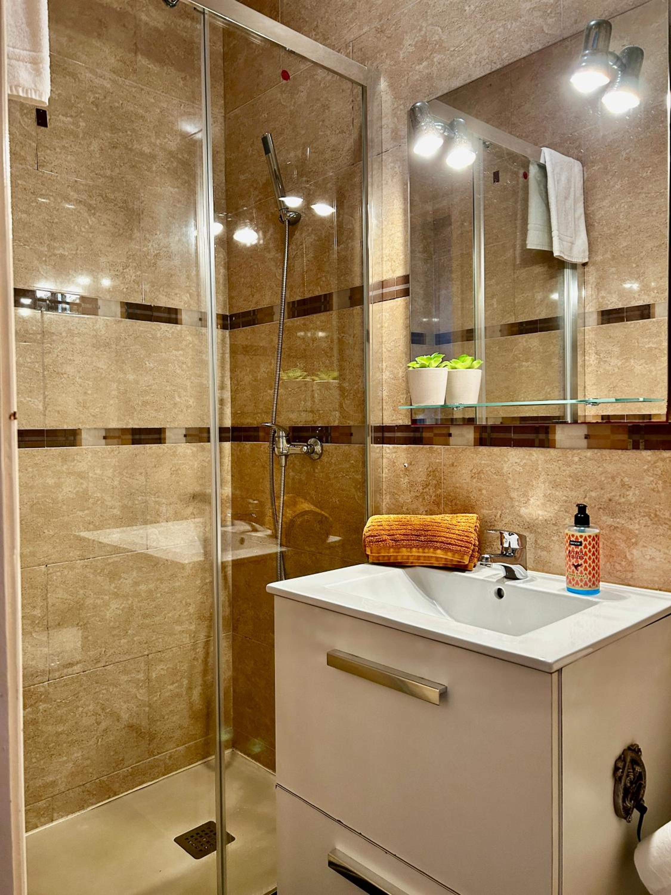 APARTAMENTO NIK en casa chalet con parking y jardin