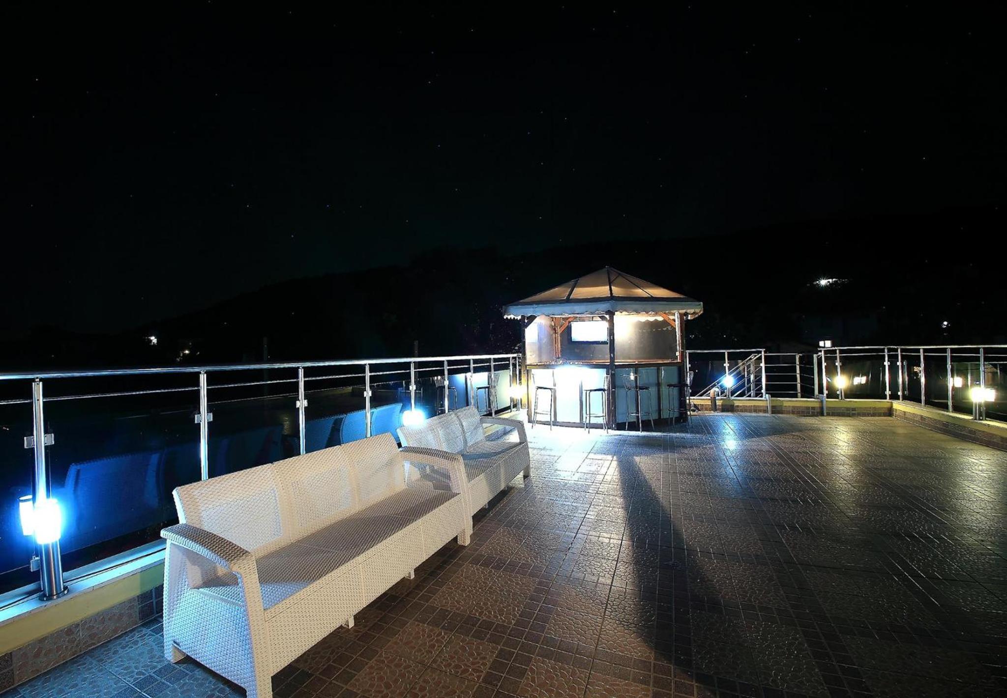 Private apartment with parking and pool