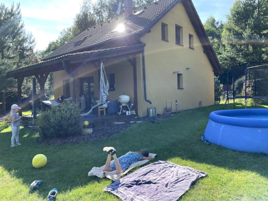 Příjemná vila u lesa s velkou zahradou