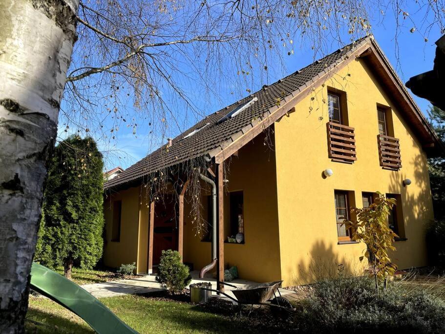 Příjemná vila u lesa s velkou zahradou
