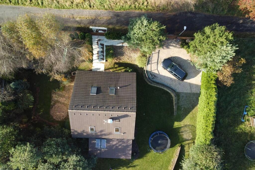 Příjemná vila u lesa s velkou zahradou