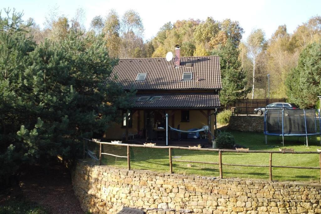 Příjemná vila u lesa s velkou zahradou