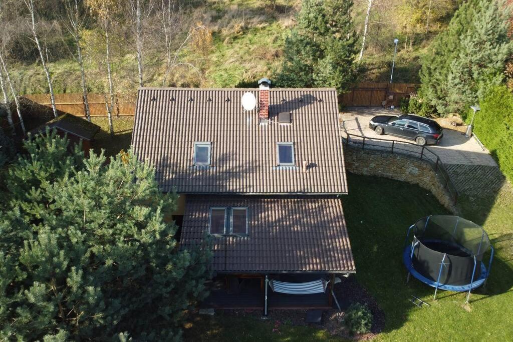Příjemná vila u lesa s velkou zahradou