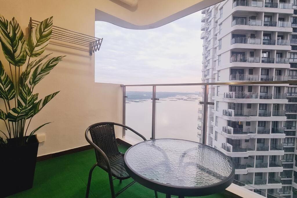 New!4-6pax SeaView Royal Strand Condo JB City Town