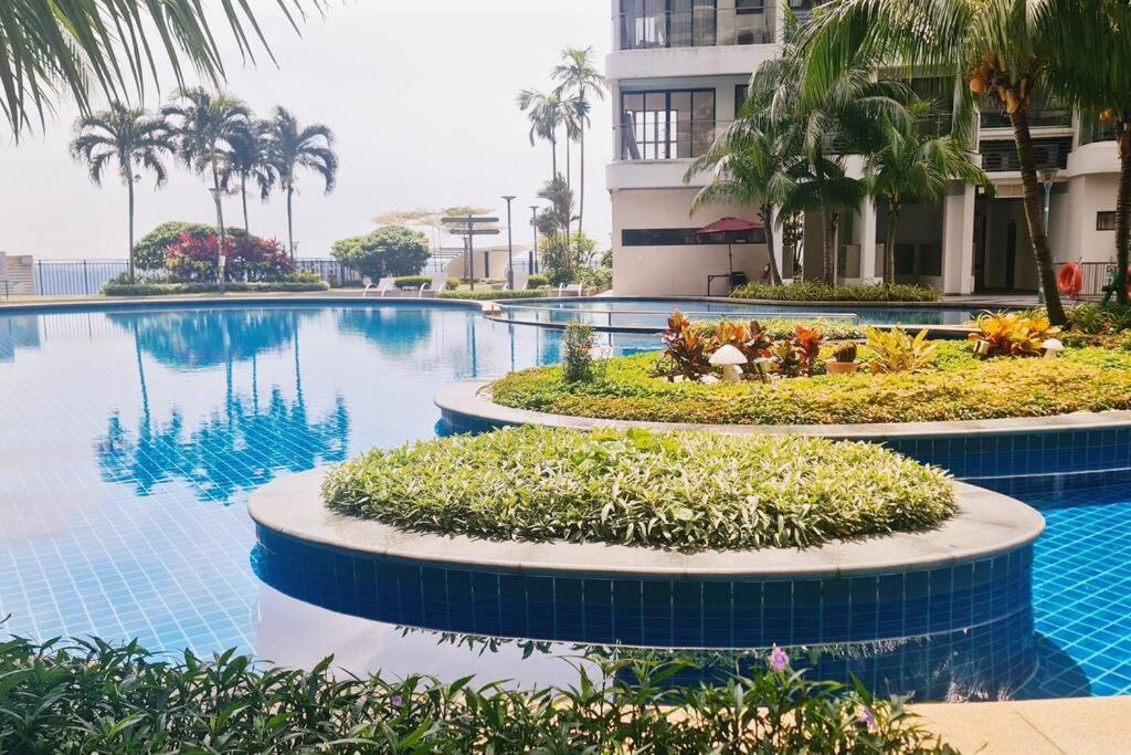 New!4-6pax SeaView Royal Strand Condo JB City Town