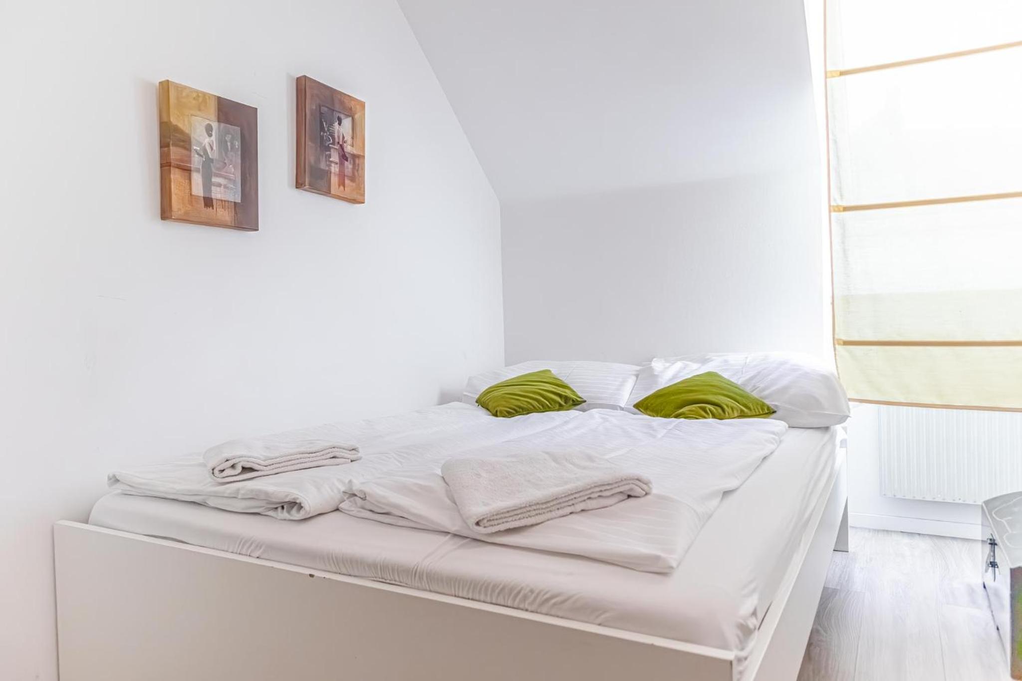 Cozy 2BR Apt, Steps to Belvedere & City Center