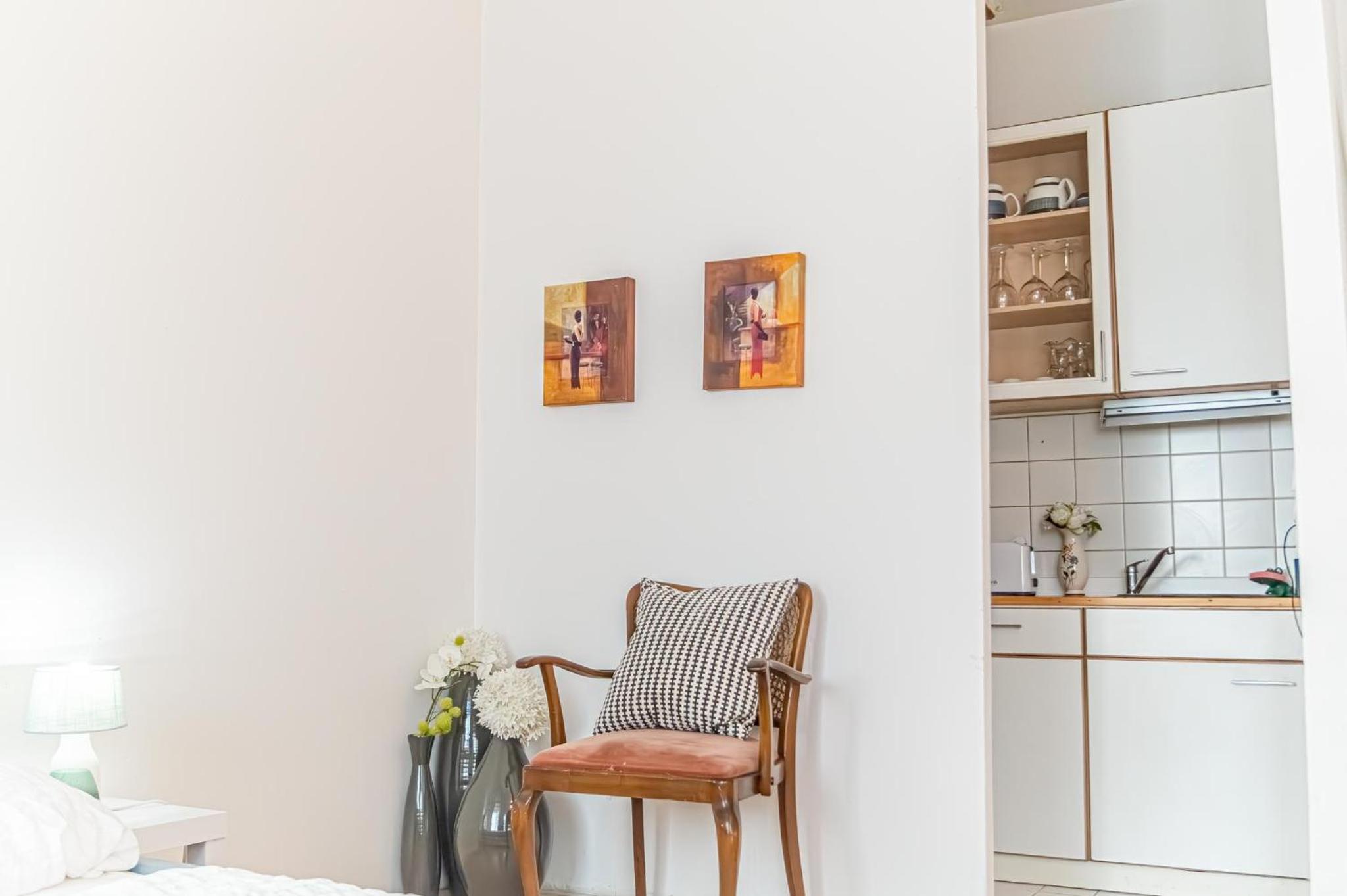 Cozy 2BR Apt, Steps to Belvedere & City Center
