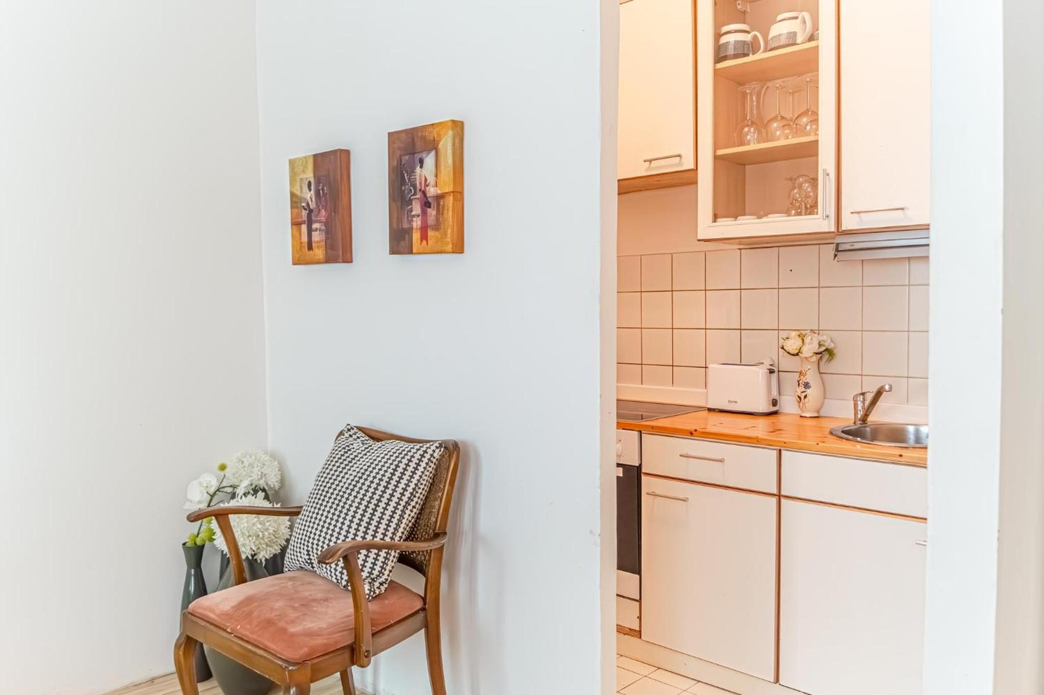 Cozy 2BR Apt, Steps to Belvedere & City Center