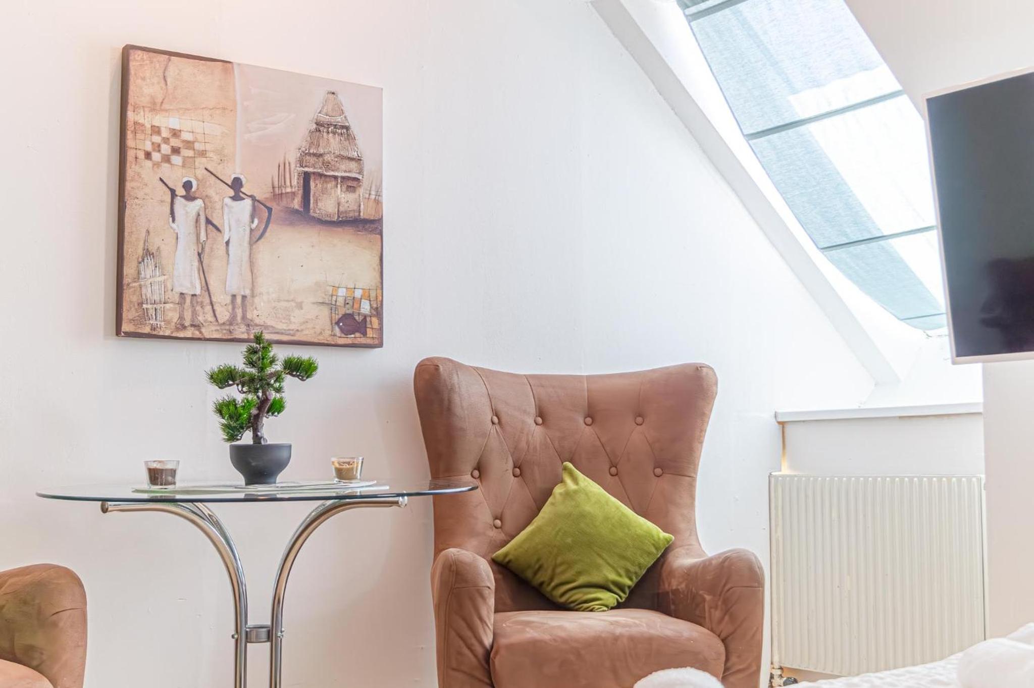 Cozy 2BR Apt, Steps to Belvedere & City Center