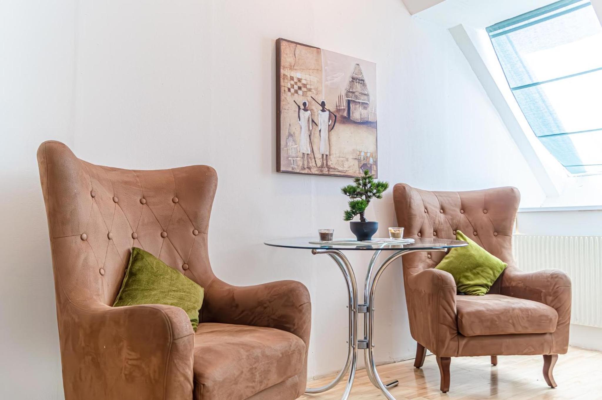 Cozy 2BR Apt, Steps to Belvedere & City Center
