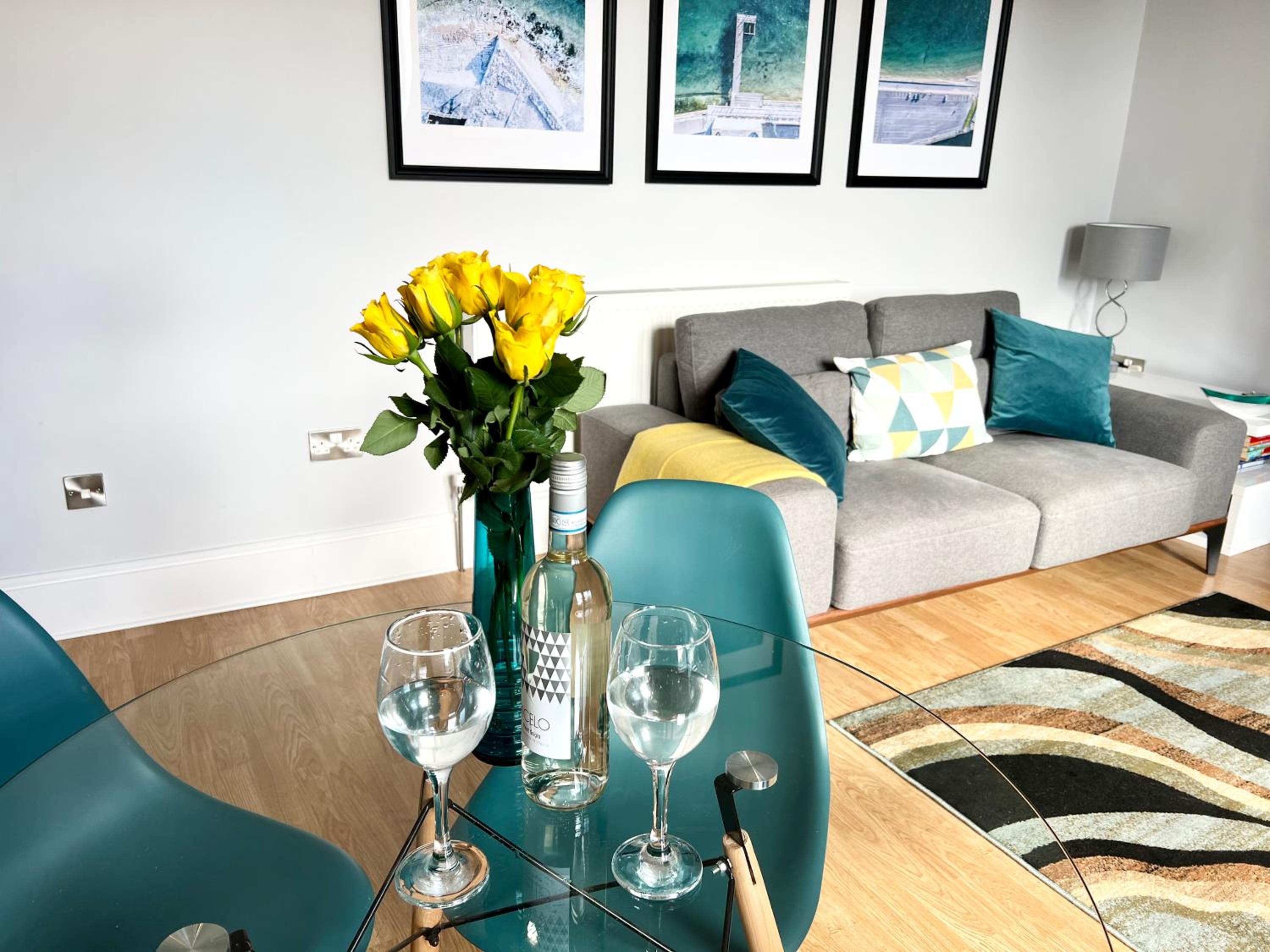 Between the Beach and Shops 2 bath private parking view 5