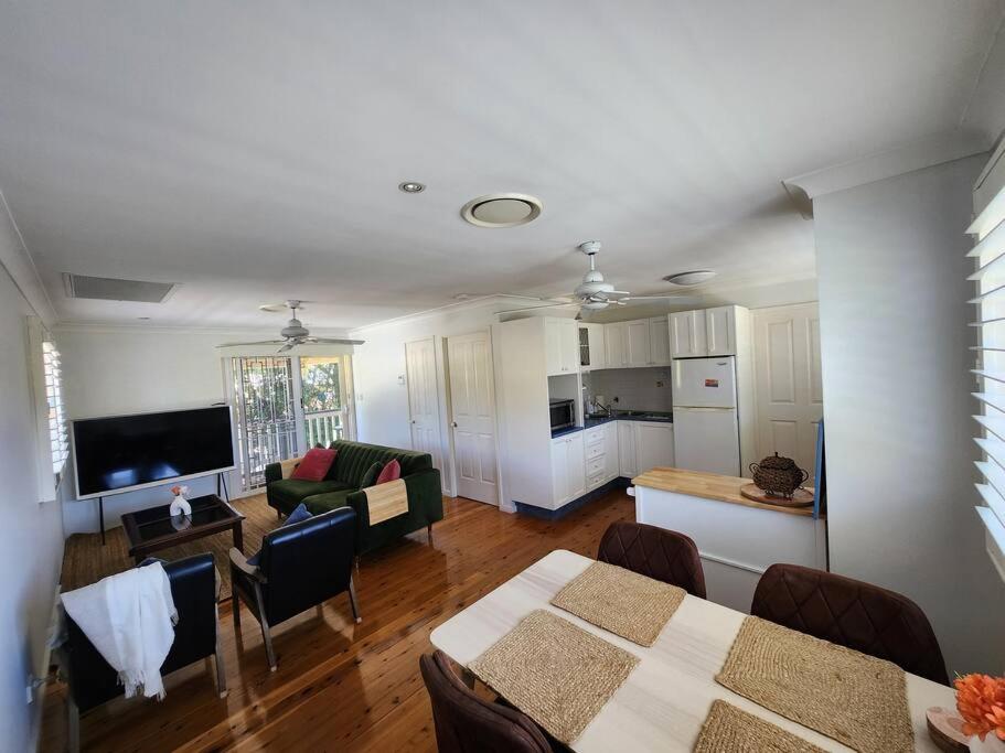 2 bedroom guest suite in a Tropical setup