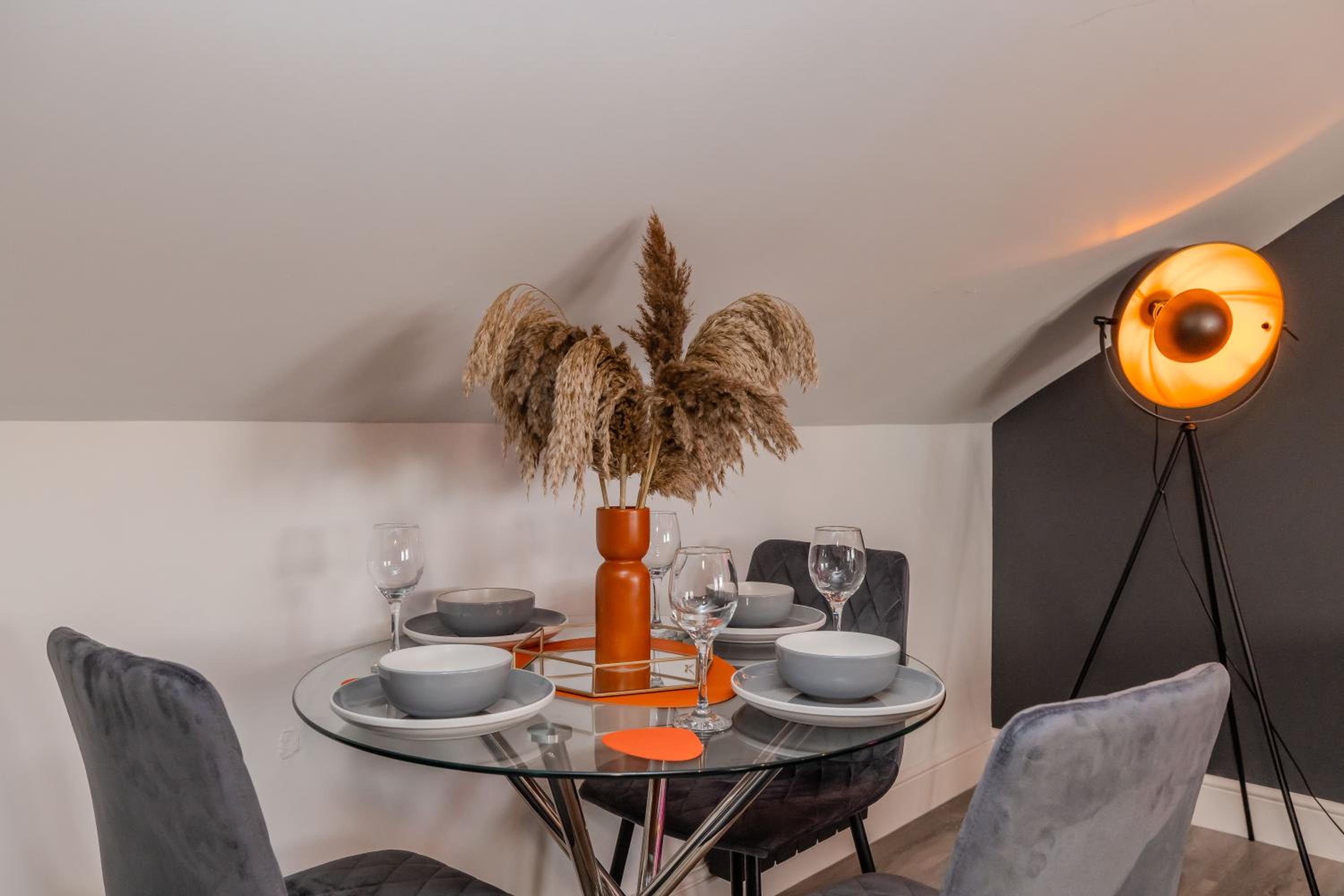 Urban Oasis l Sleek 2-Bedroom with Convenient Free Parking