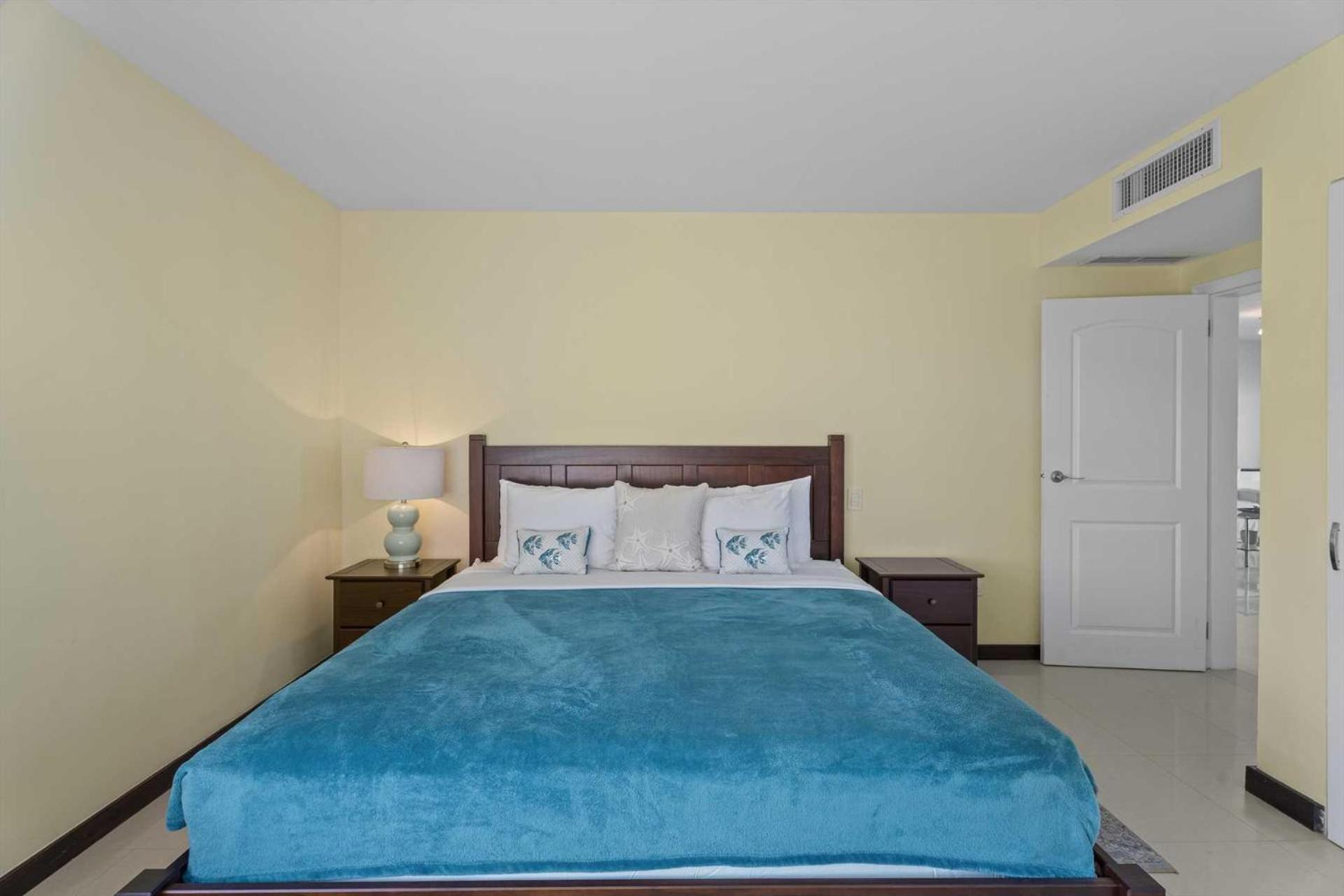 Beachfront -Bella Vista Penthouse 2BR condo - E523