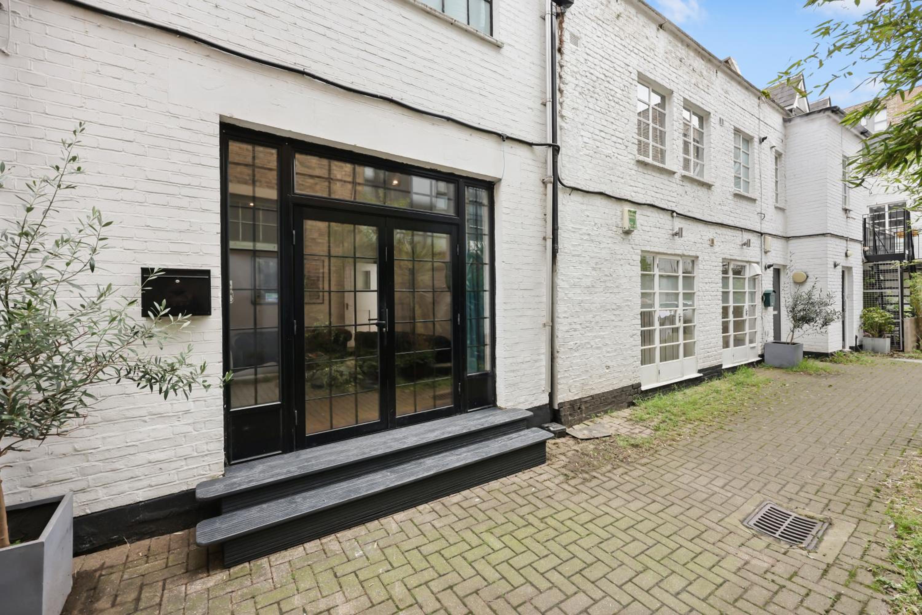Centrally Located Spacious Three Bedroom Apartment Short Term Rental & Flexible Renting Hackney With Free Wifi view 2
