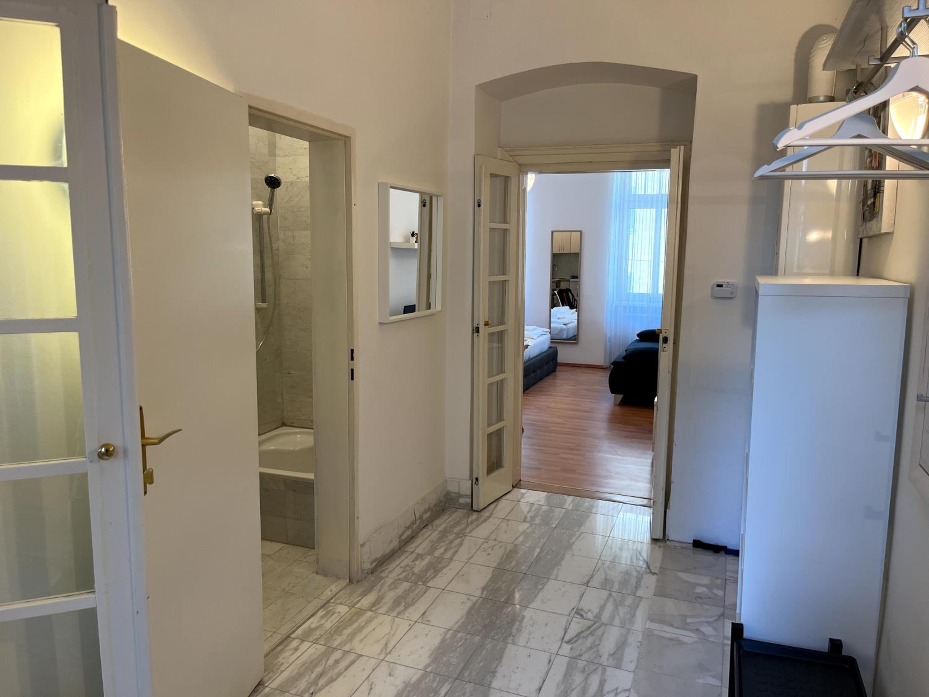 Cozy Two-Bedroom Apartment near Metro - Self Check-in