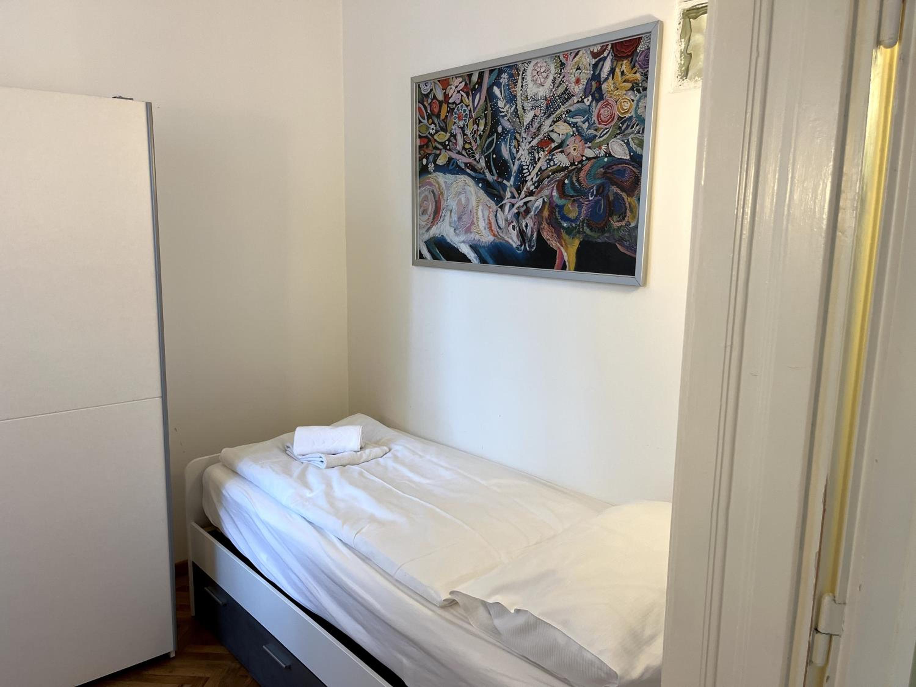 Cozy Two-Bedroom Apartment near Metro - Self Check-in