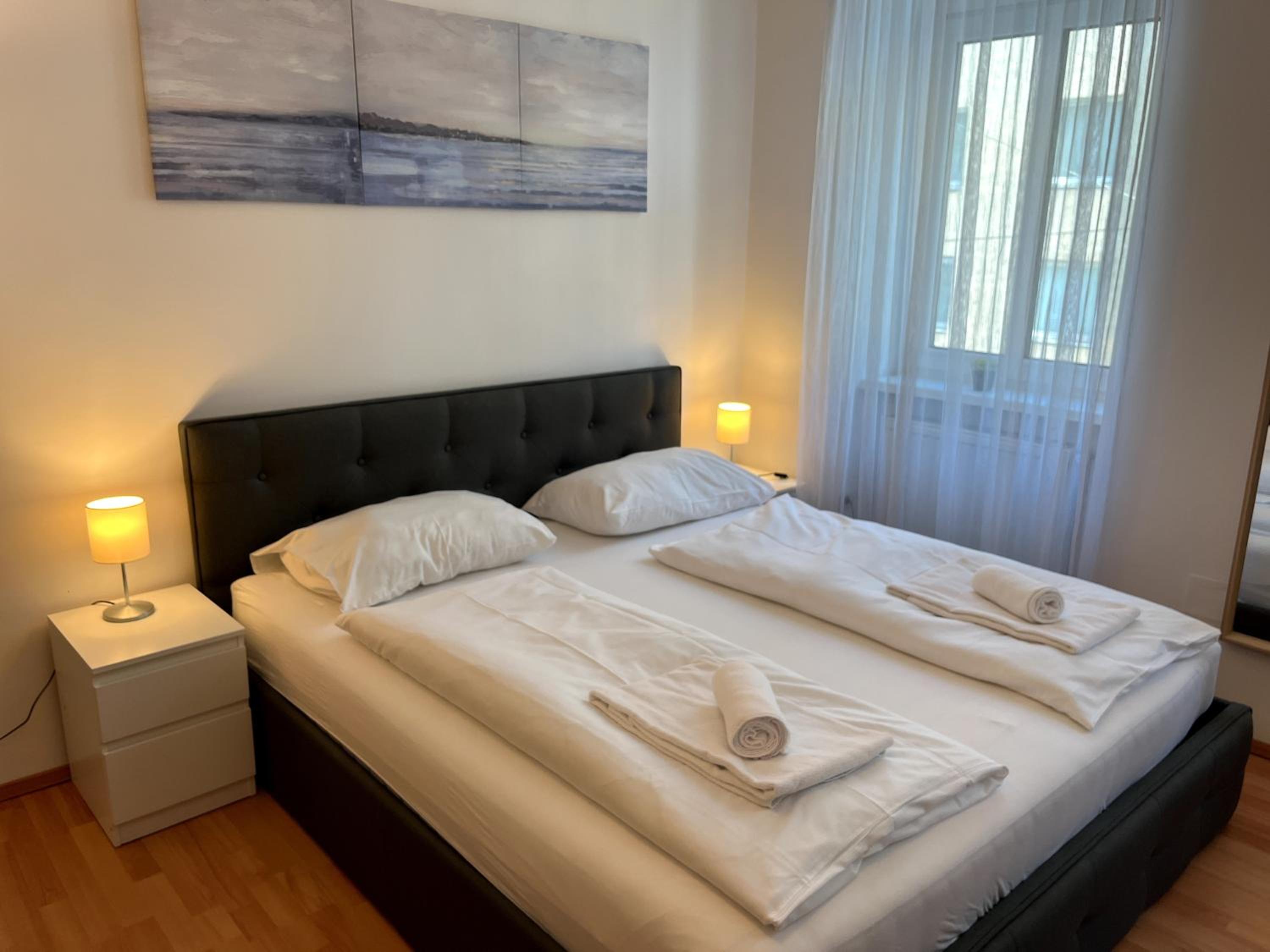 Cozy Two-Bedroom Apartment near Metro - Self Check-in