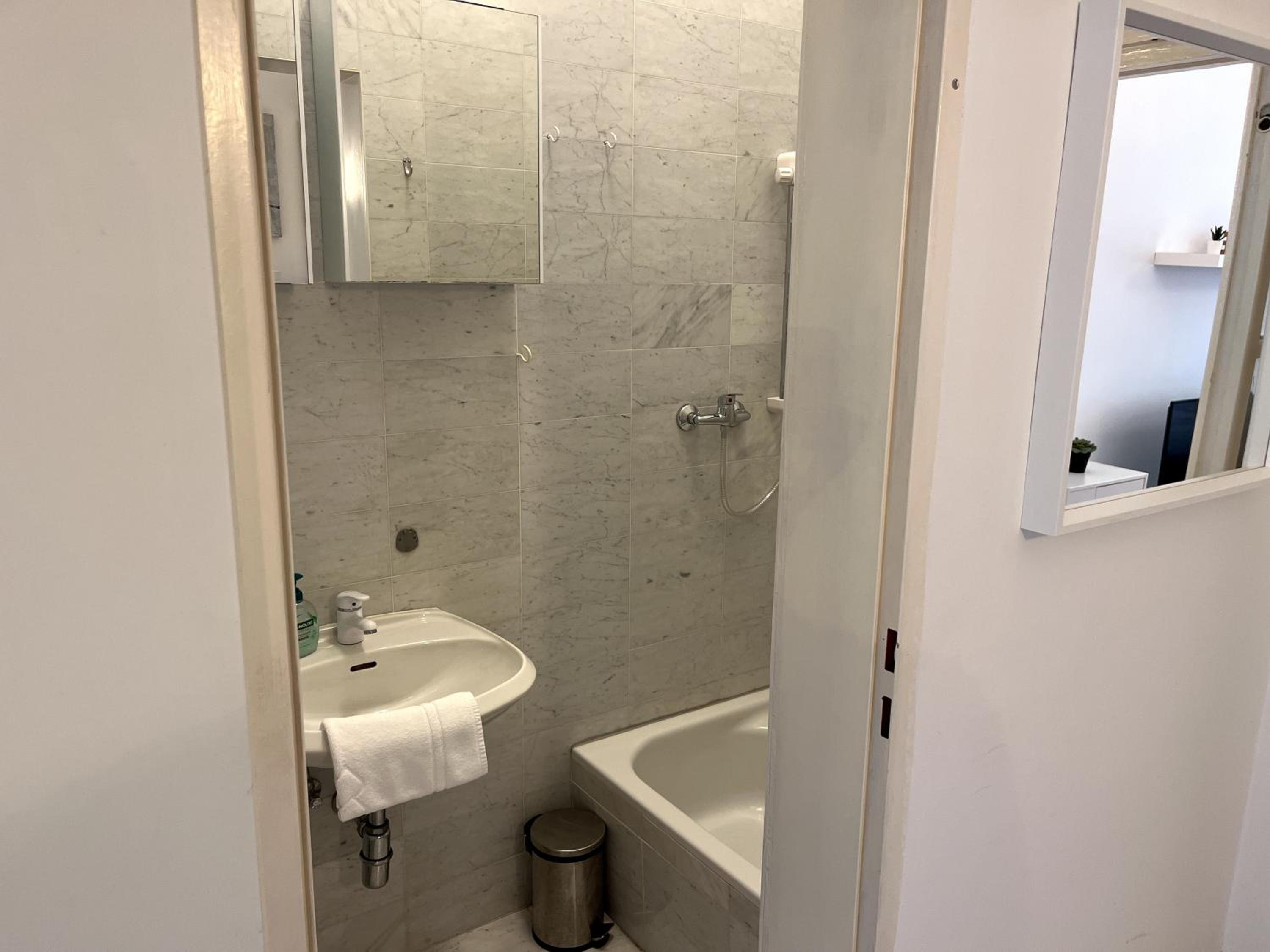 Cozy Two-Bedroom Apartment near Metro - Self Check-in