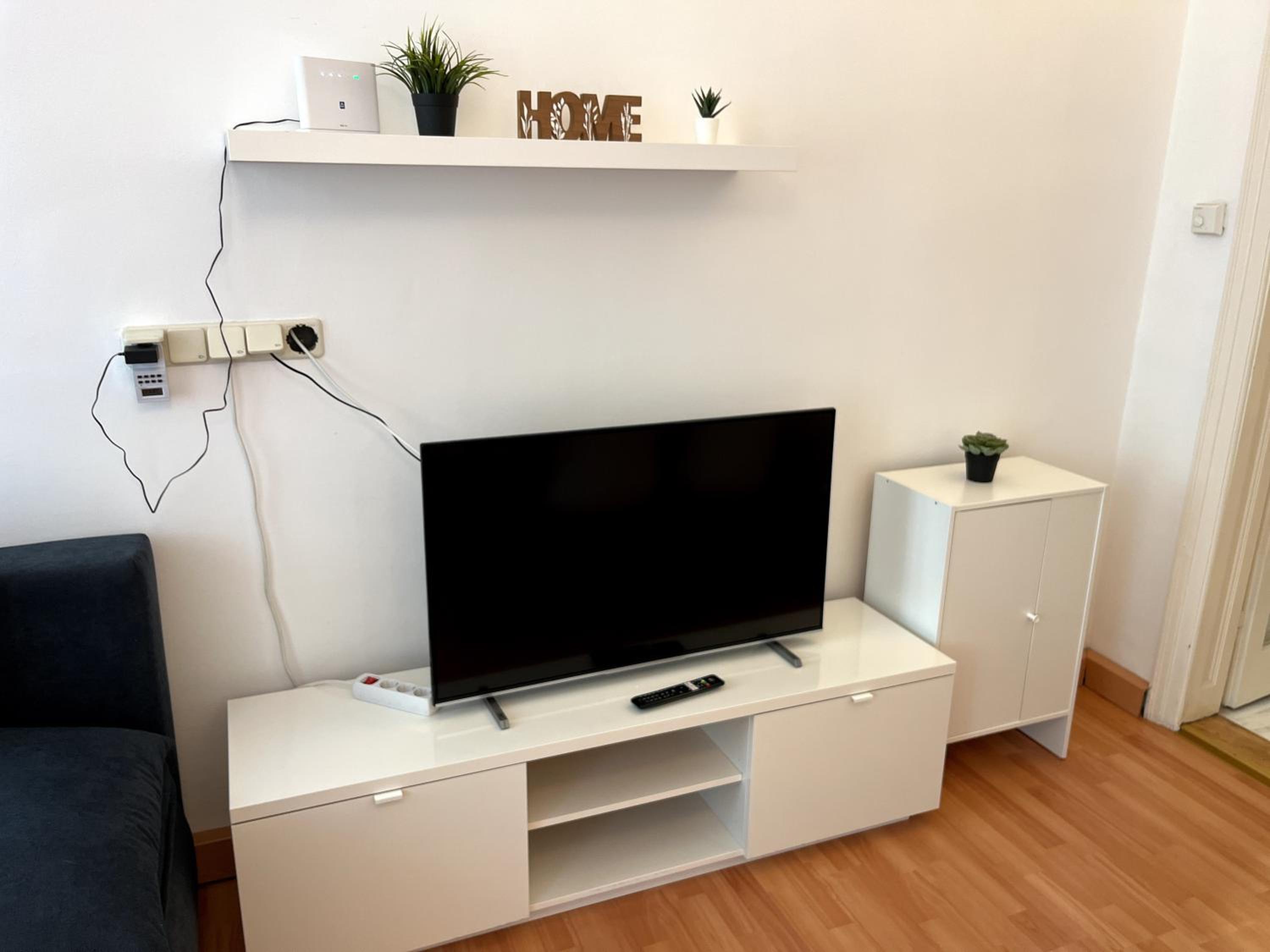 Cozy Two-Bedroom Apartment near Metro - Self Check-in