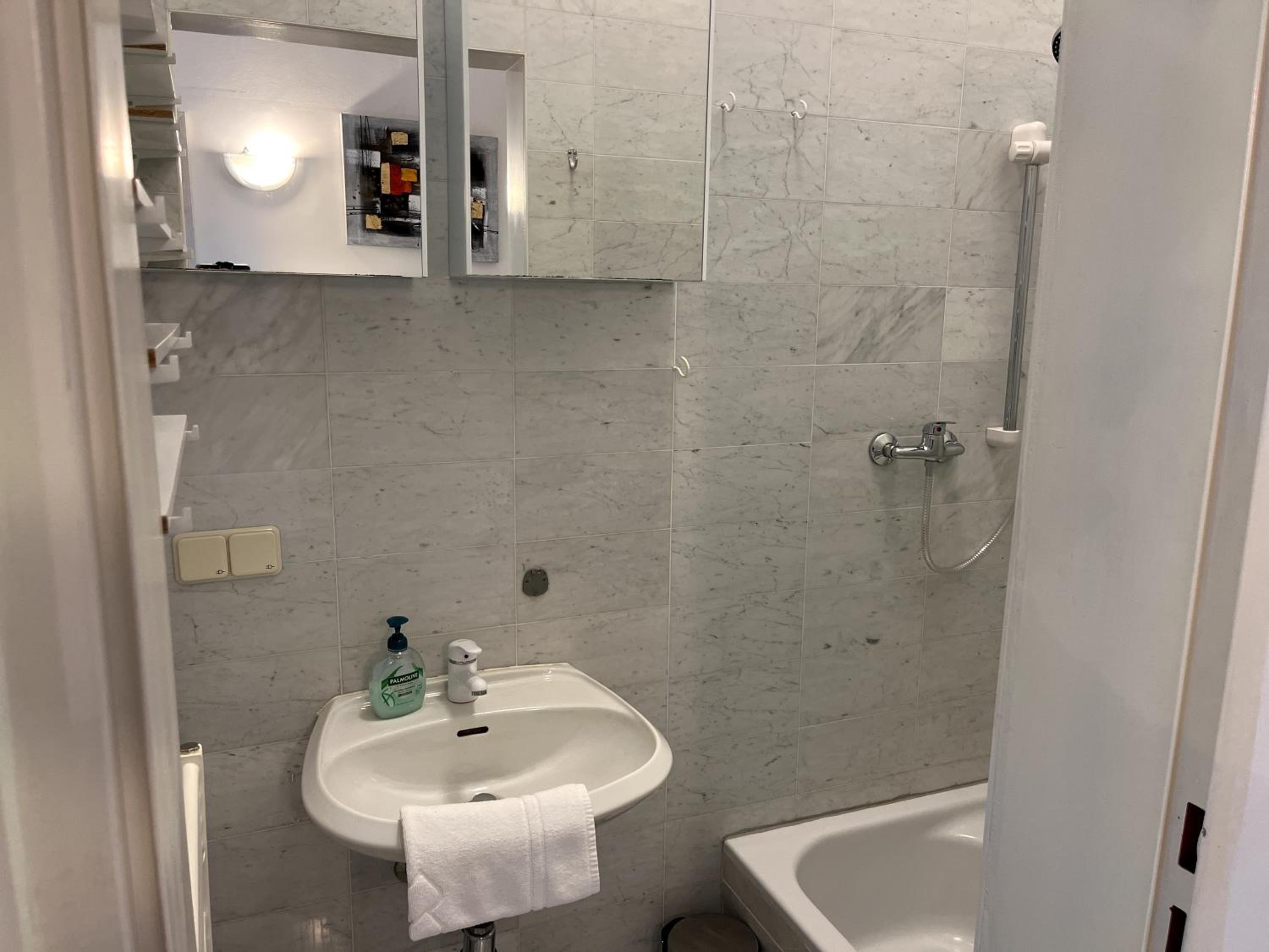 Cozy Two-Bedroom Apartment near Metro - Self Check-in