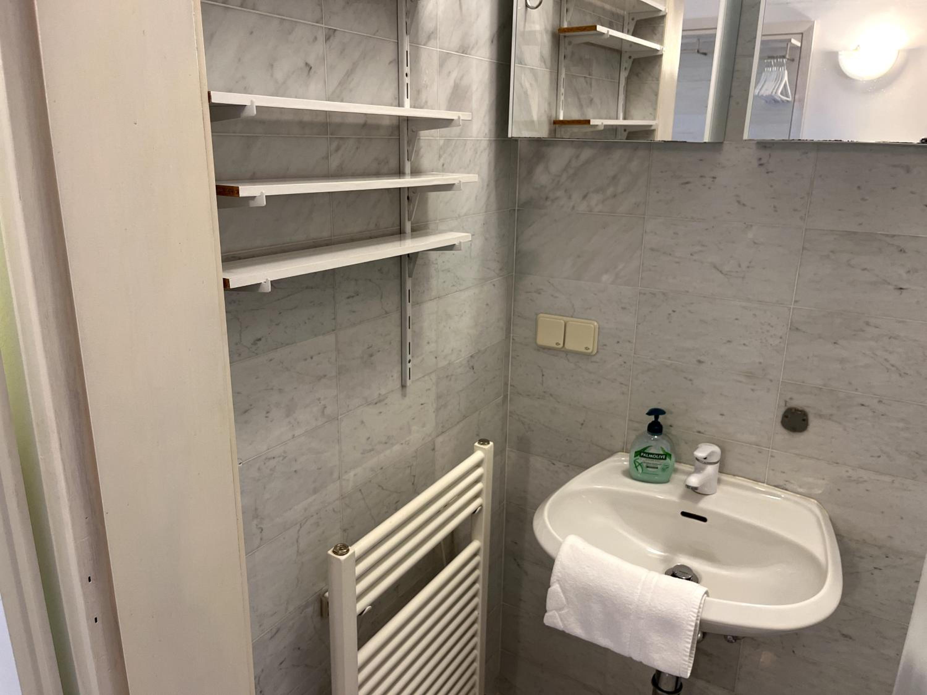 Cozy Two-Bedroom Apartment near Metro - Self Check-in