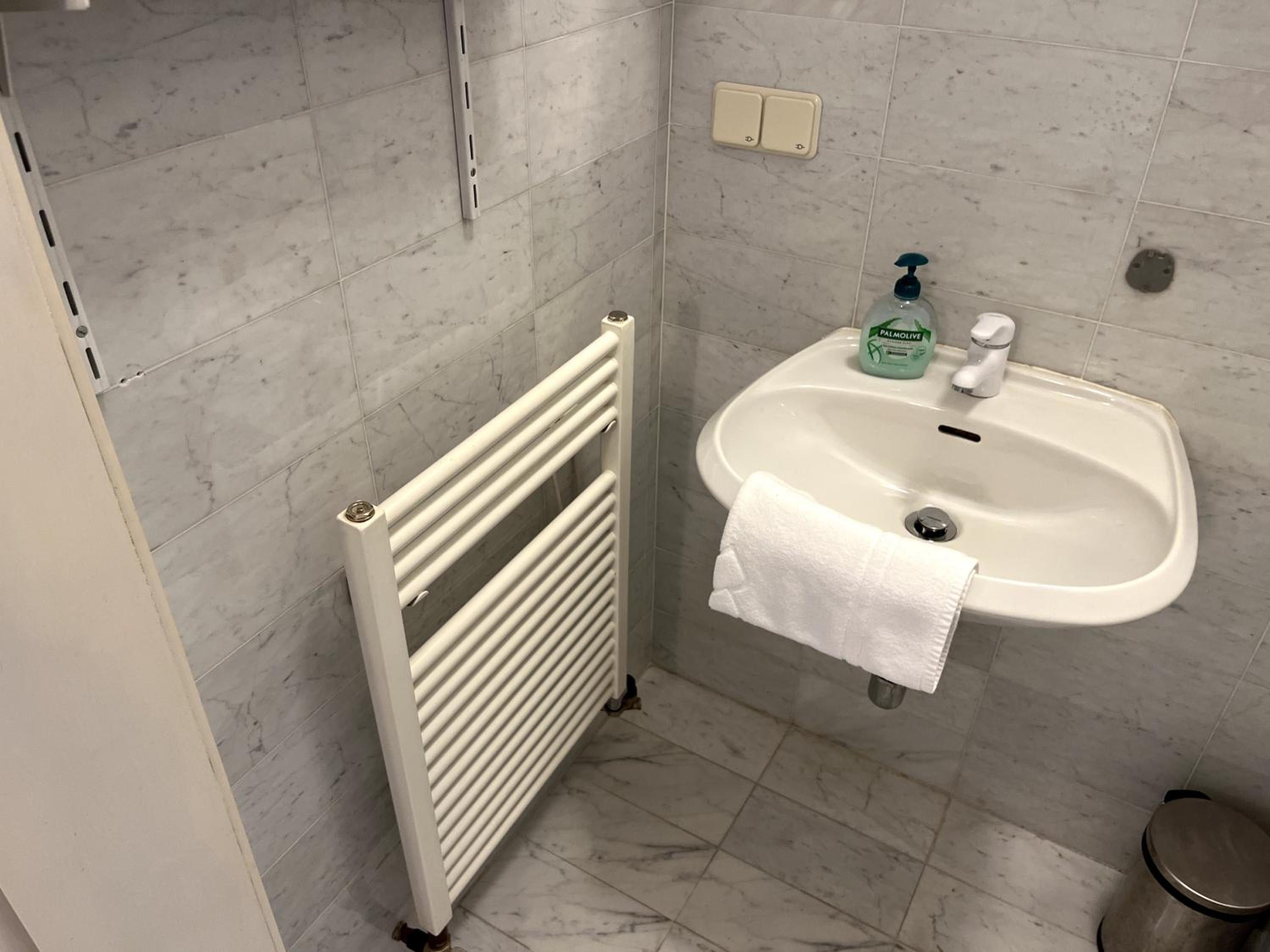 Cozy Two-Bedroom Apartment near Metro - Self Check-in
