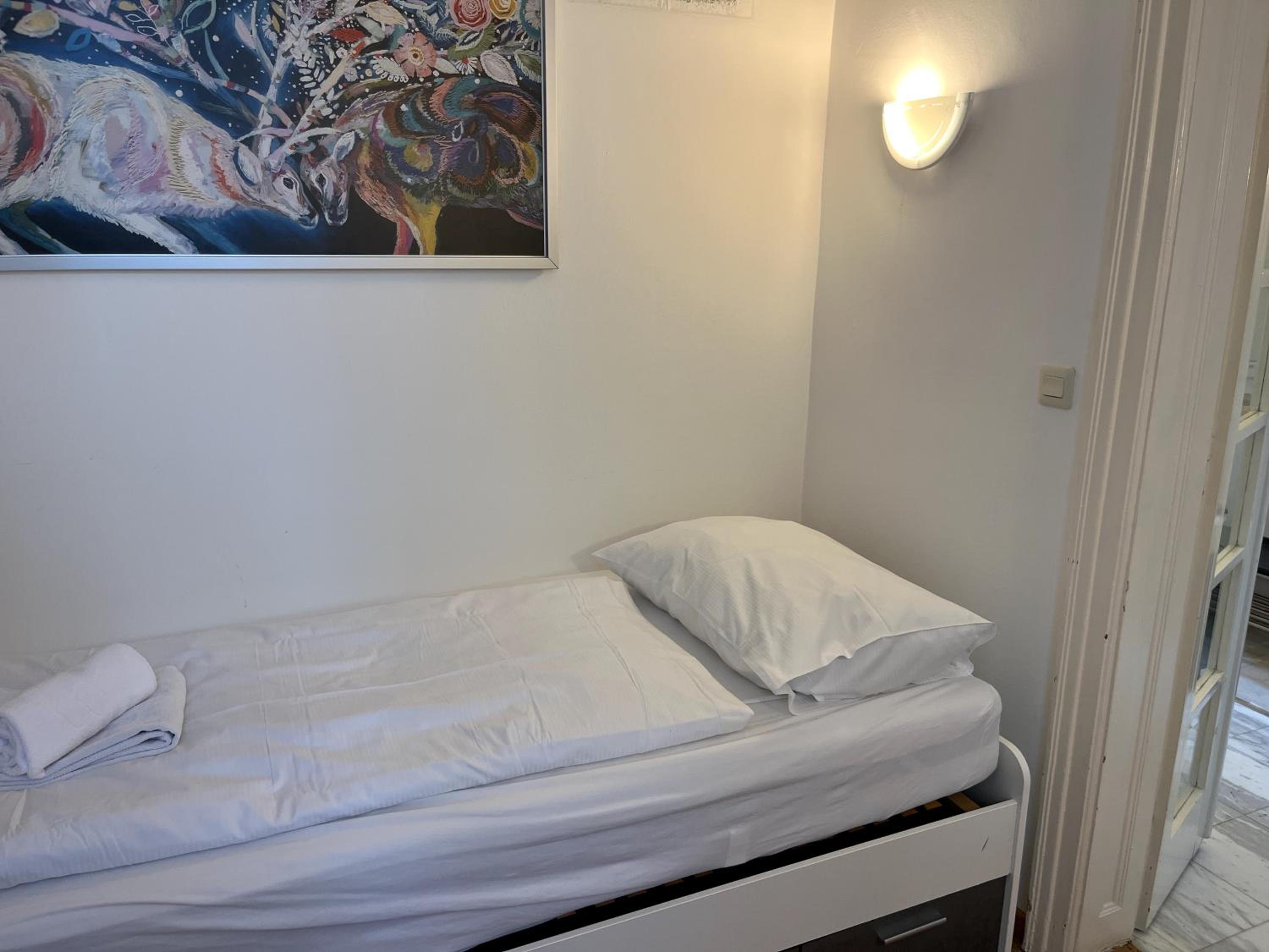 Cozy Two-Bedroom Apartment near Metro - Self Check-in