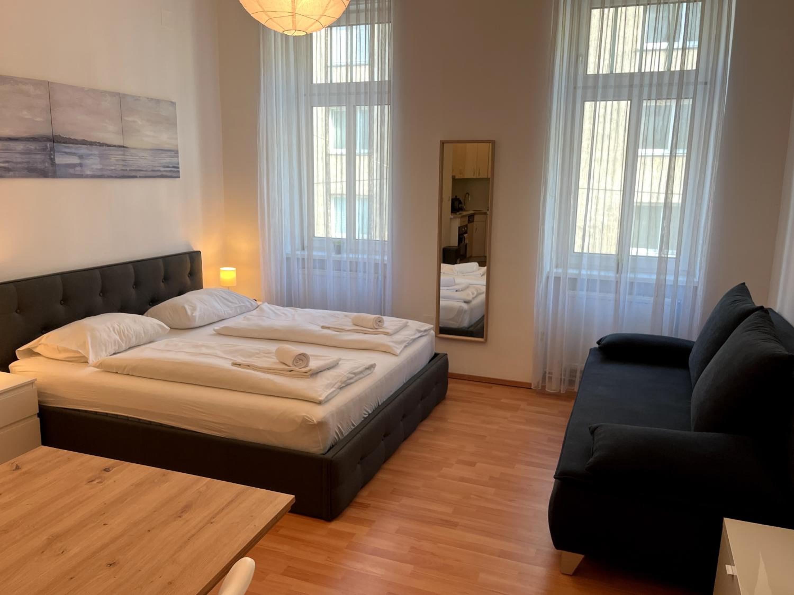Cozy Two-Bedroom Apartment near Metro - Self Check-in