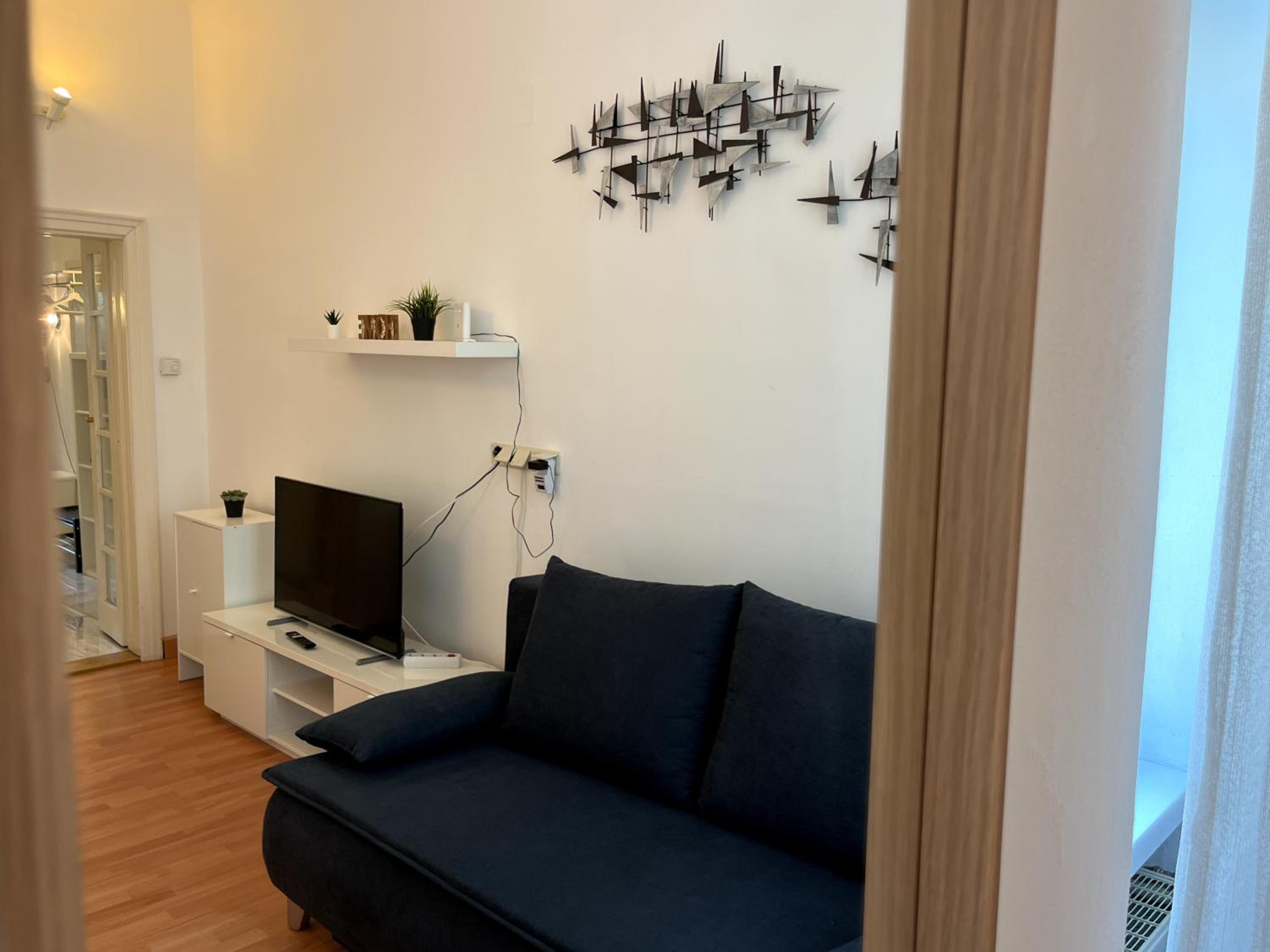 Cozy Two-Bedroom Apartment near Metro - Self Check-in