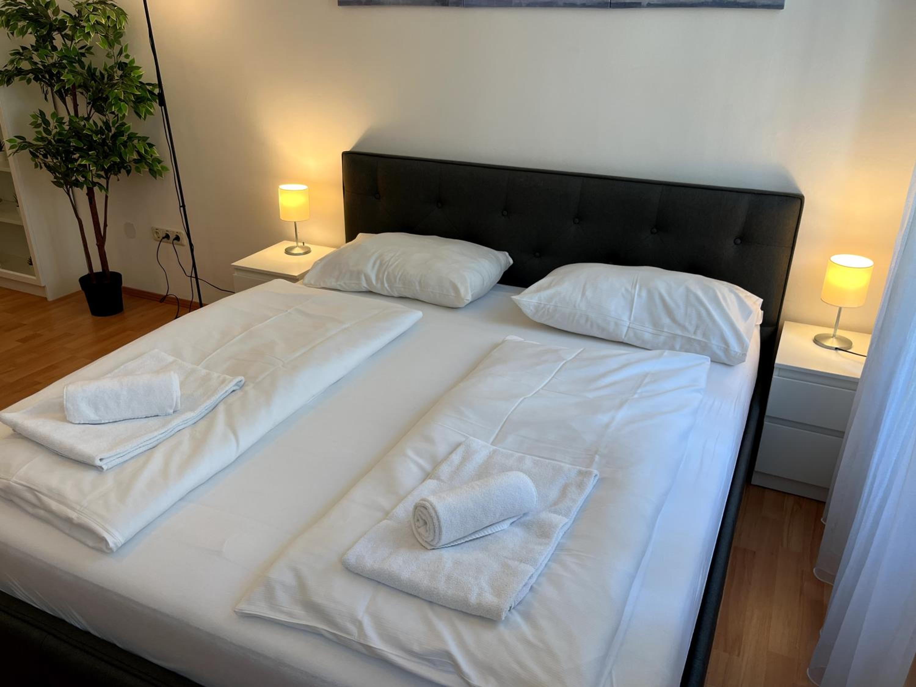 Cozy Two-Bedroom Apartment near Metro - Self Check-in