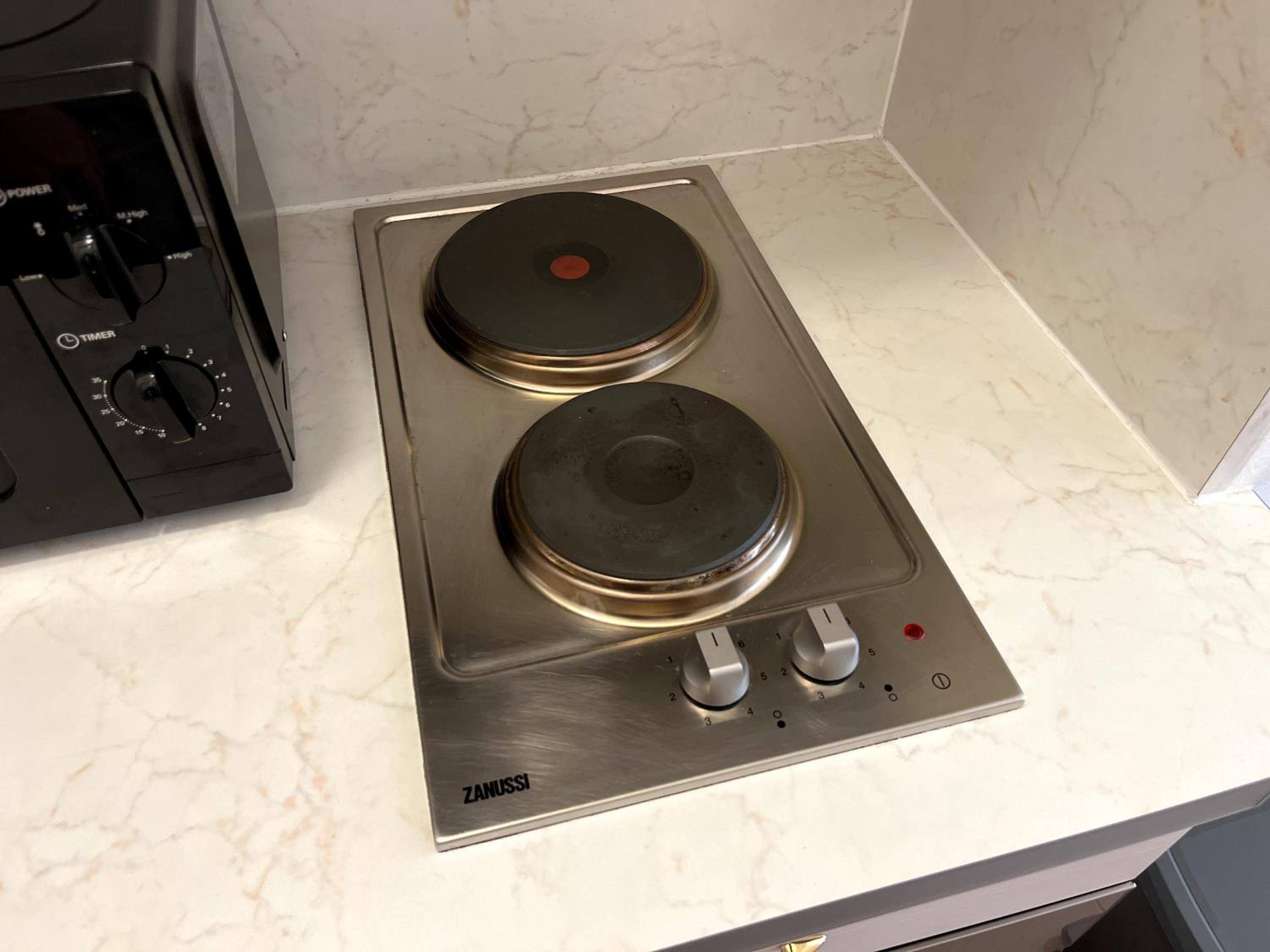 Cozy Two-Bedroom Apartment near Metro - Self Check-in