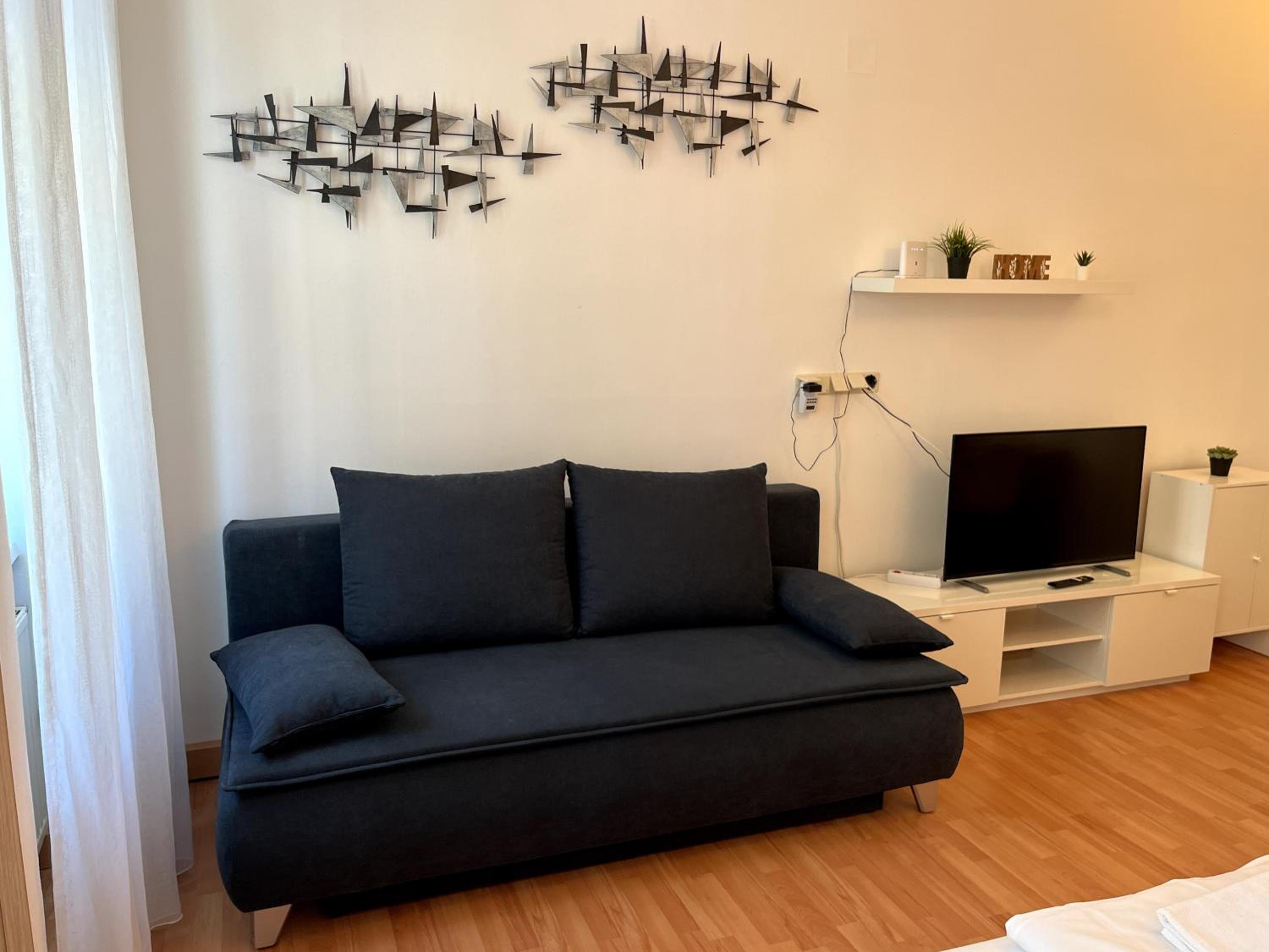 Cozy Two-Bedroom Apartment near Metro - Self Check-in