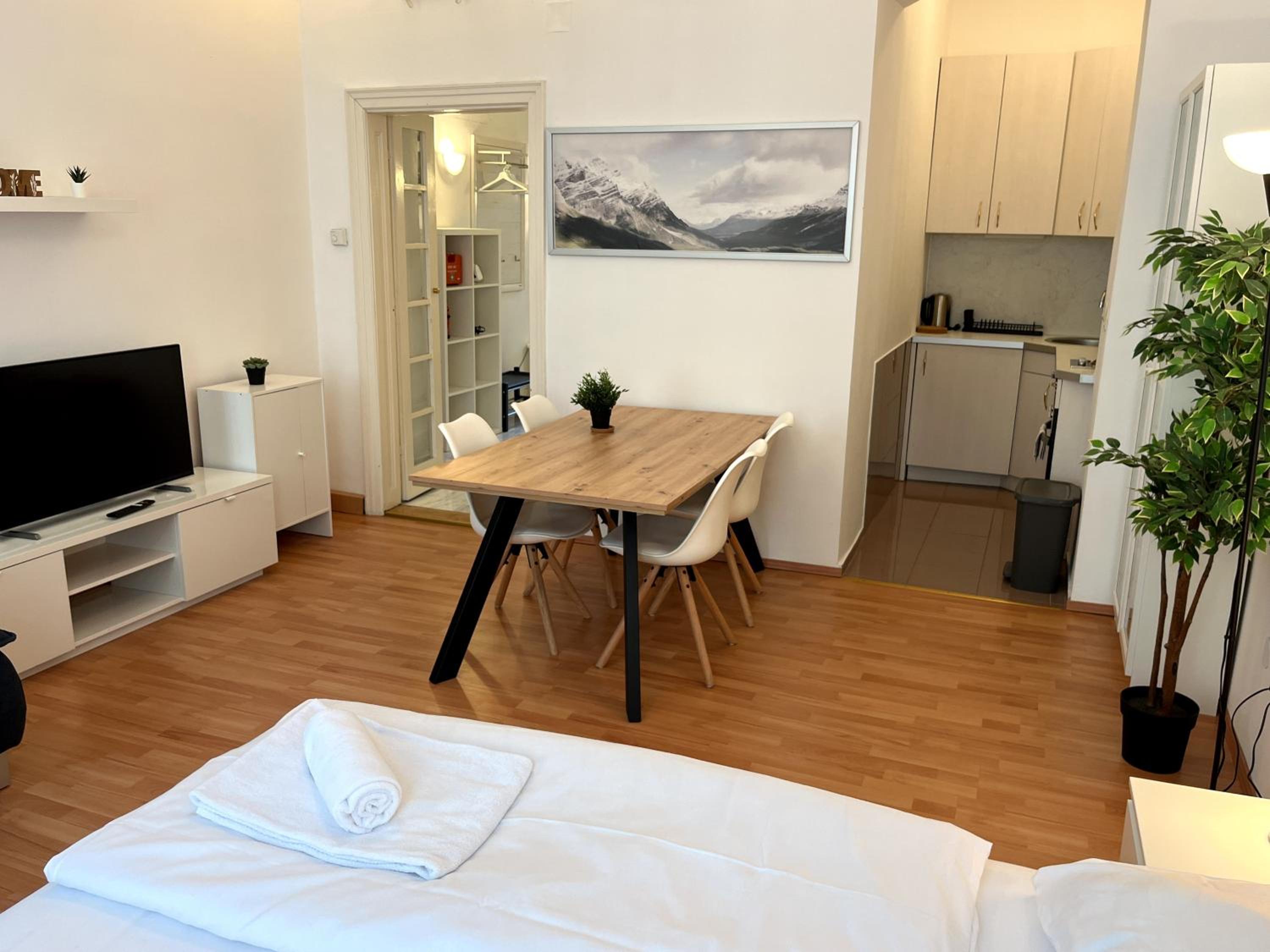 Cozy Two-Bedroom Apartment near Metro - Self Check-in