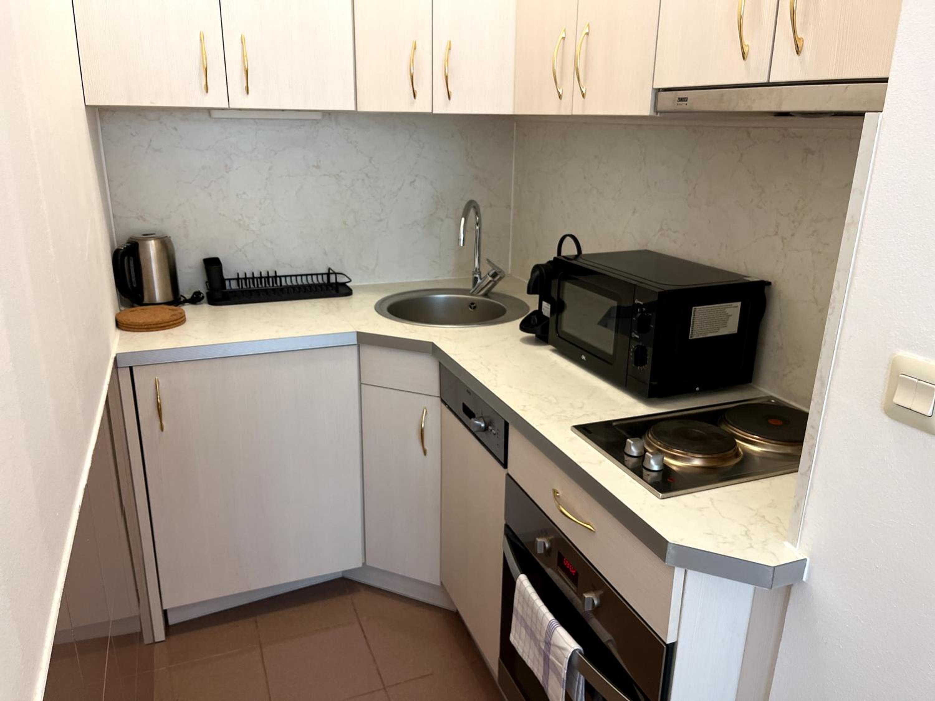 Cozy Two-Bedroom Apartment near Metro - Self Check-in