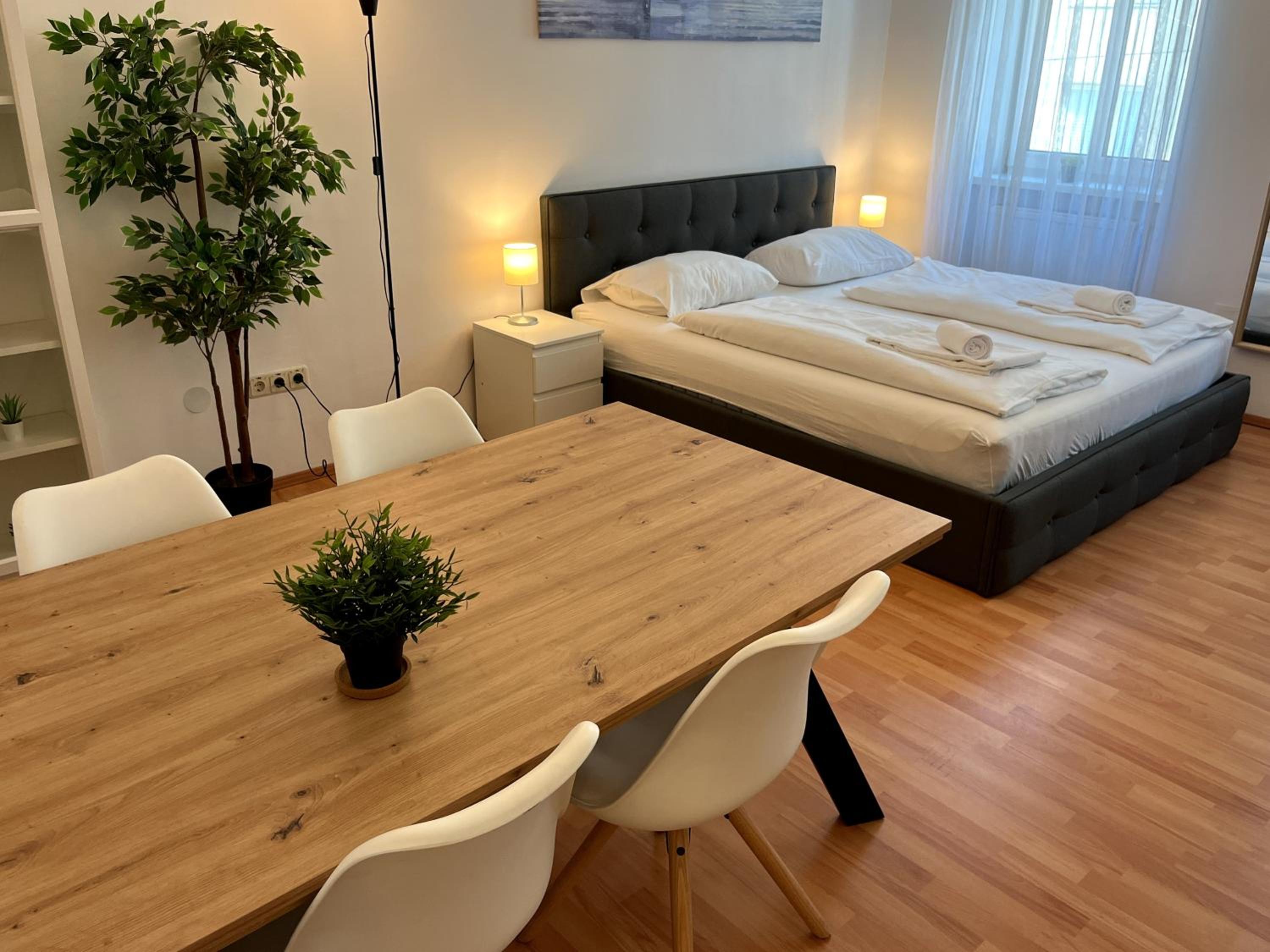 Cozy Two-Bedroom Apartment near Metro - Self Check-in