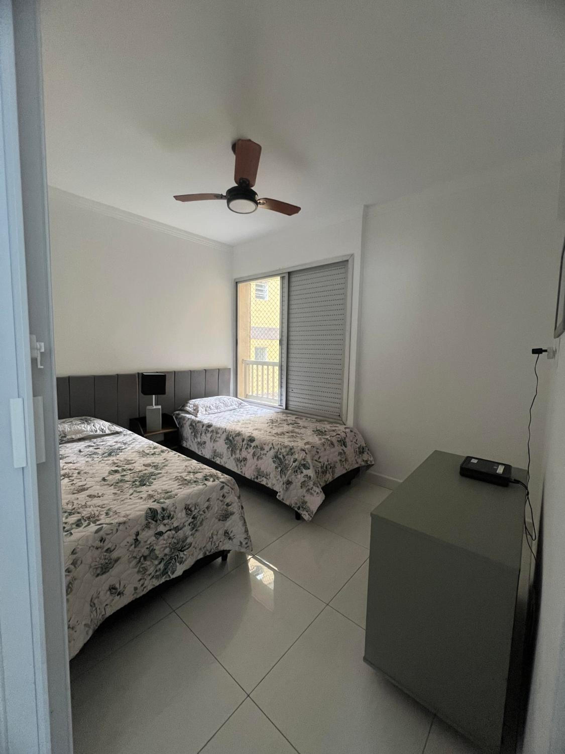 Lindo apartamento Guarujá Pitangueiras -3 Dormitórios 80 metros da praia