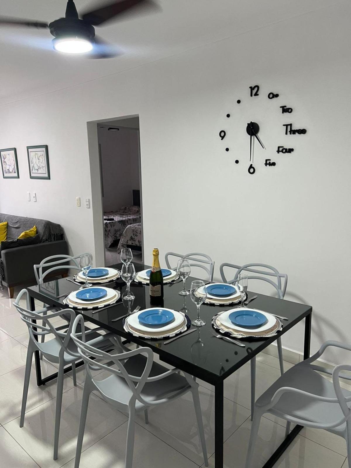 Lindo apartamento Guarujá Pitangueiras -3 Dormitórios 80 metros da praia