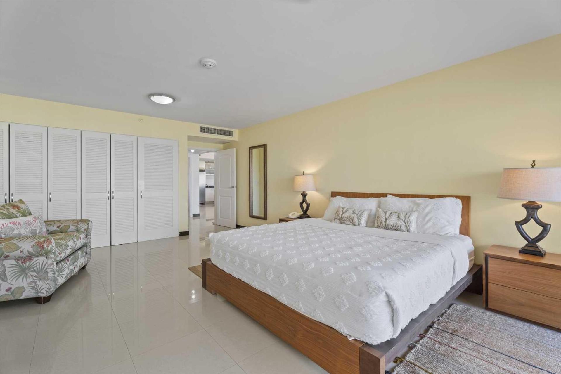 Beachfront -Bella Vista Penthouse 2BR condo - E523