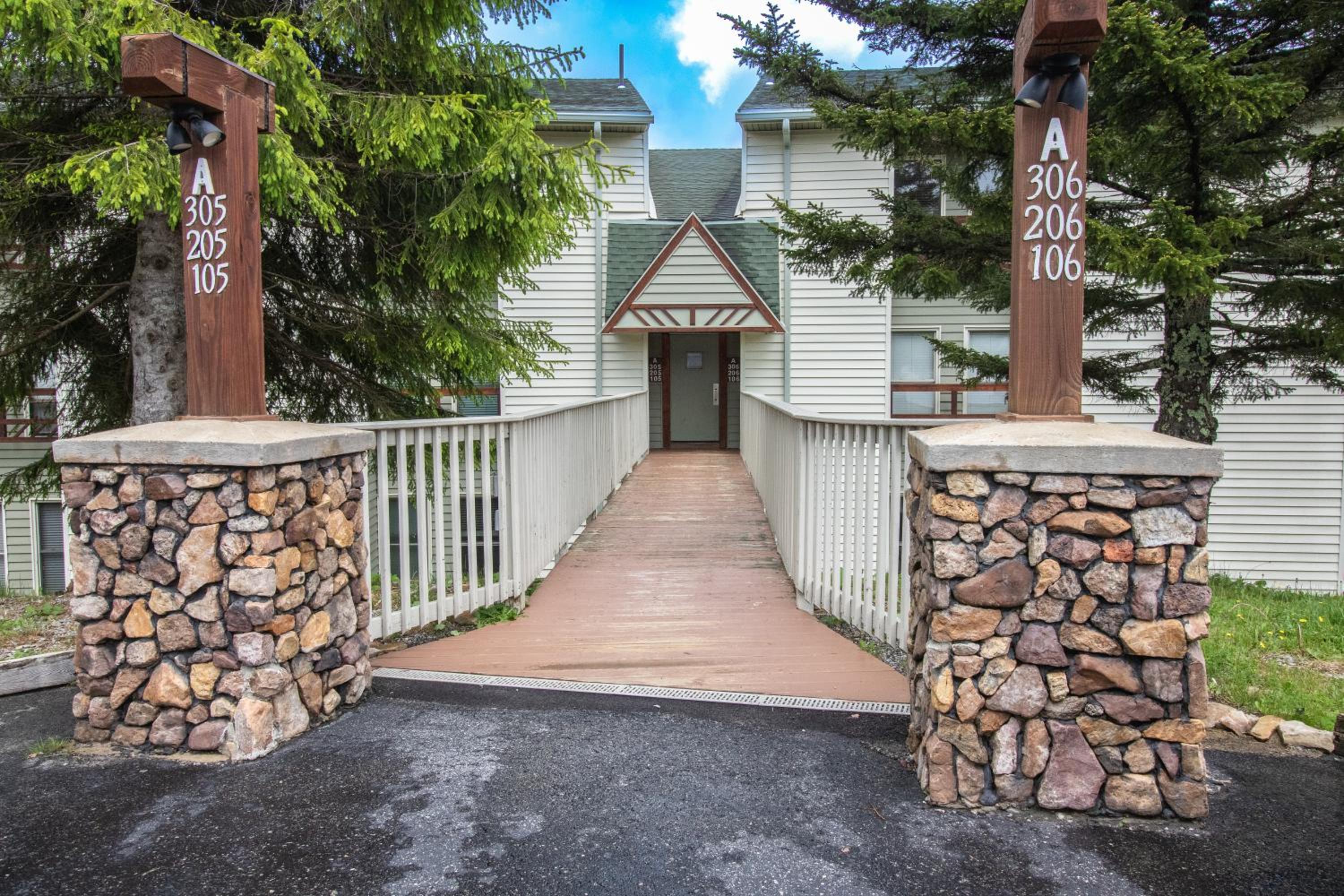 Leatherbark 306A 2BR 1BA Sleep 8 Fireplace WiFi Close to Village and Slopes view 5