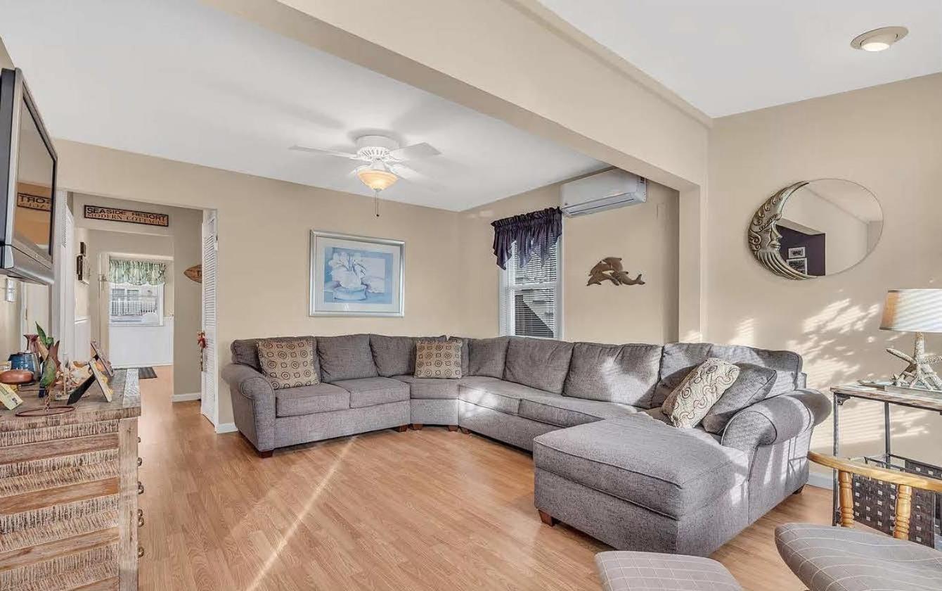 Seaside Getaway 3 Blocks to Beach WasherDryer view 3