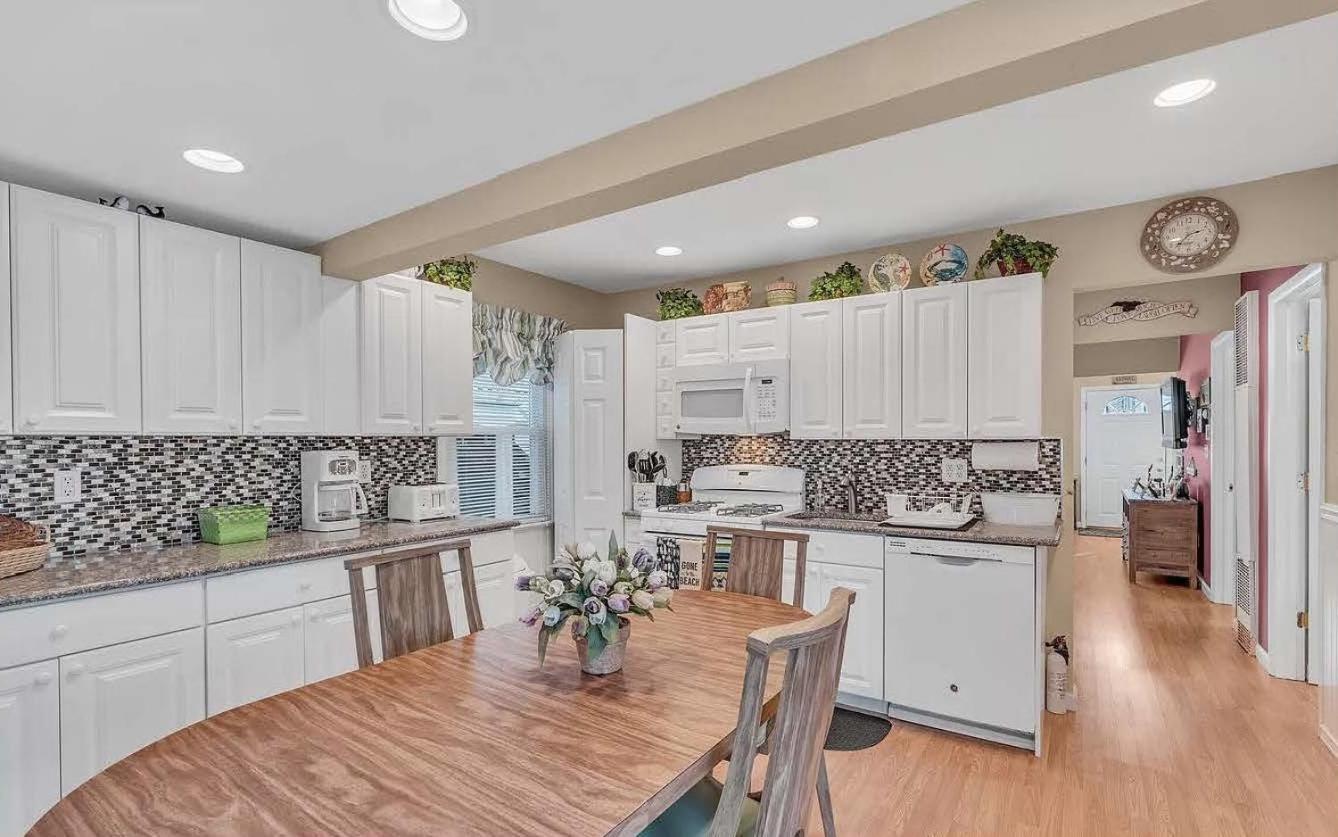 Seaside Getaway 3 Blocks to Beach WasherDryer view 4
