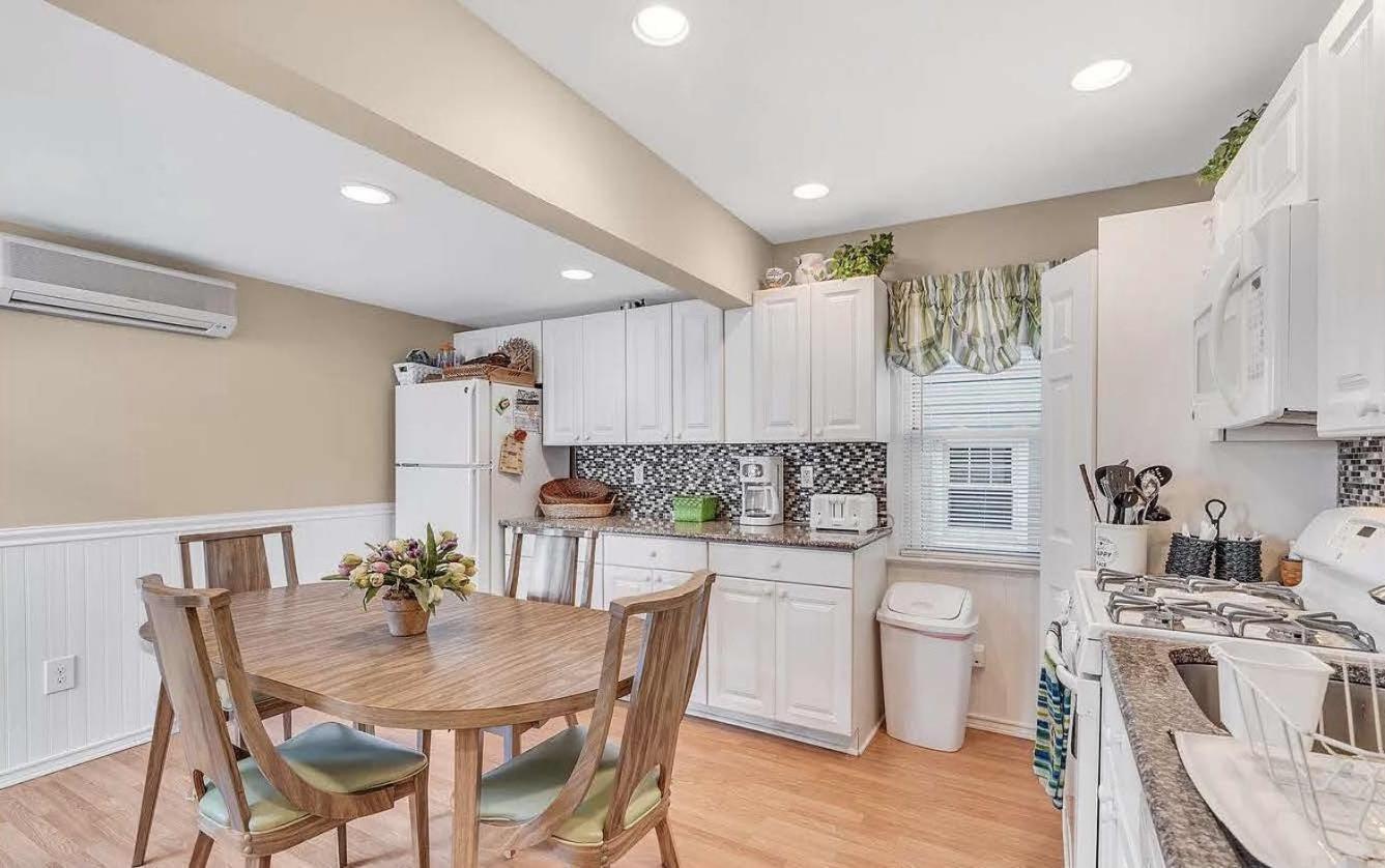 Seaside Getaway 3 Blocks to Beach WasherDryer view 5