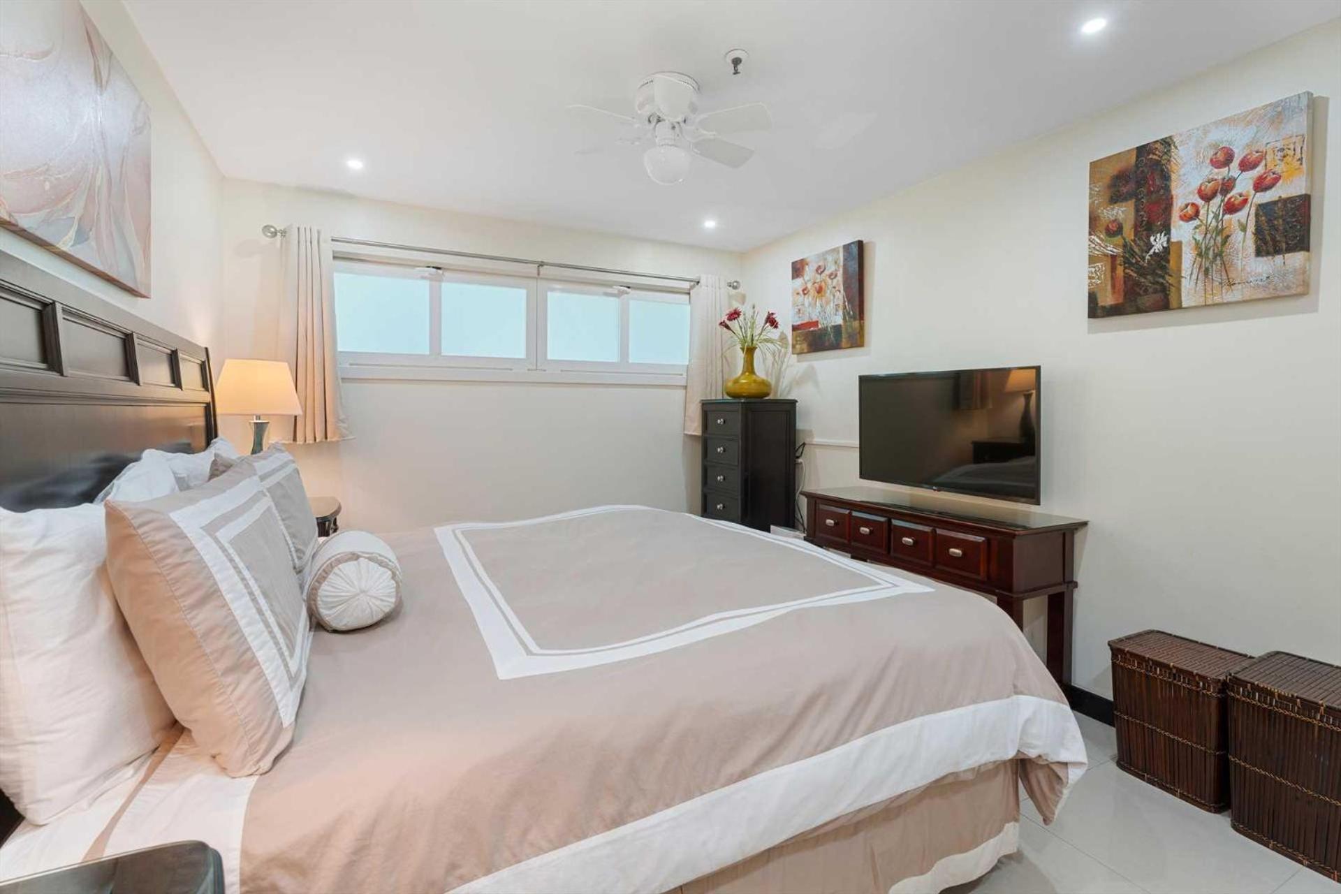 Beachfront - Emerald View 1BR condo - P314